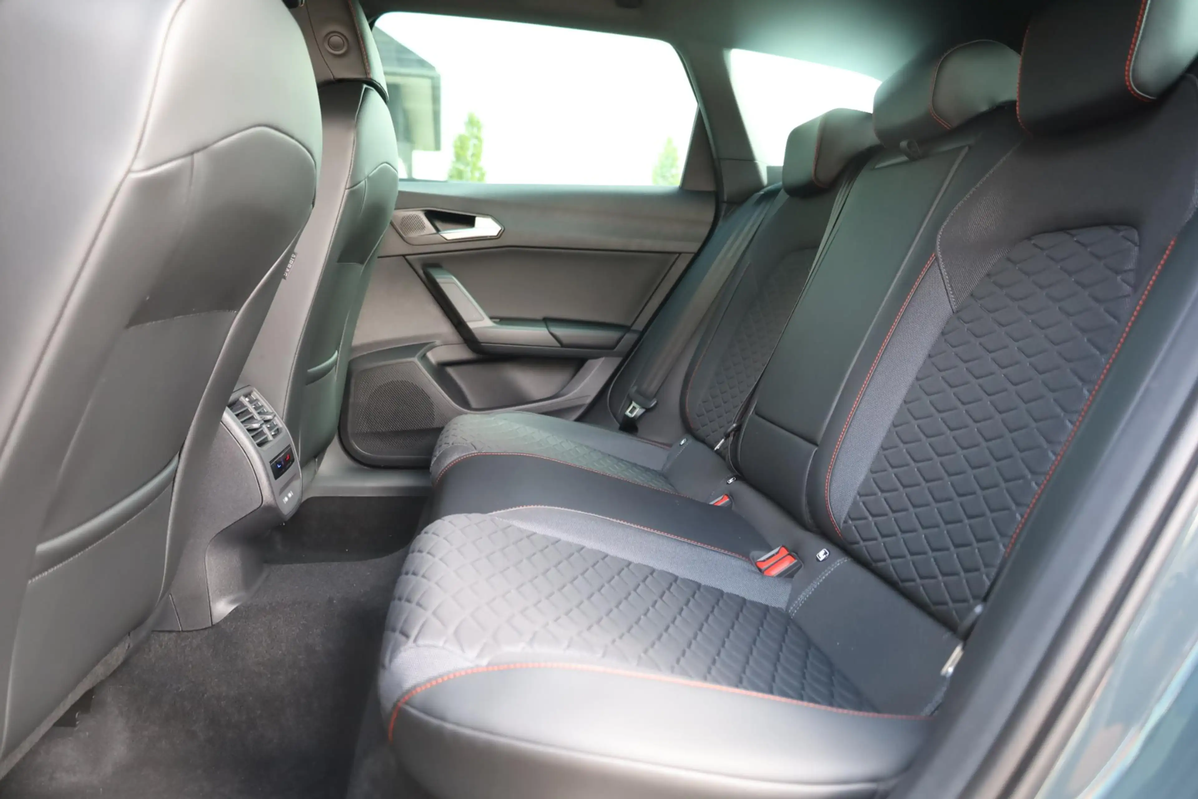 SEAT Leon e-Hybrid Sportstourer 1.5 TSI FR Business 204PK / 150kW DSG — photo 26