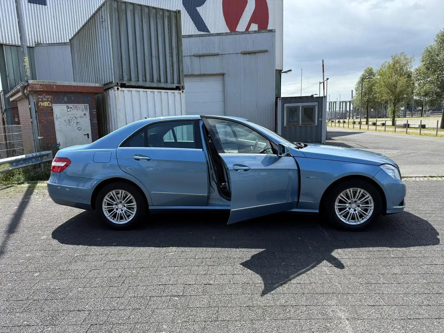 Mercedes-Benz E 250 CGI BlueEFFICIENCY Elegance Automatik - 1