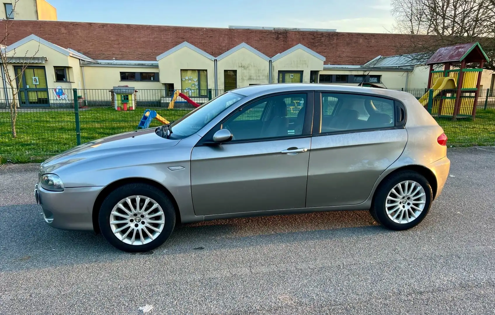 Alfa Romeo 147 2.0 Twin Spark Distinctive GPL 5p Šedá - 2