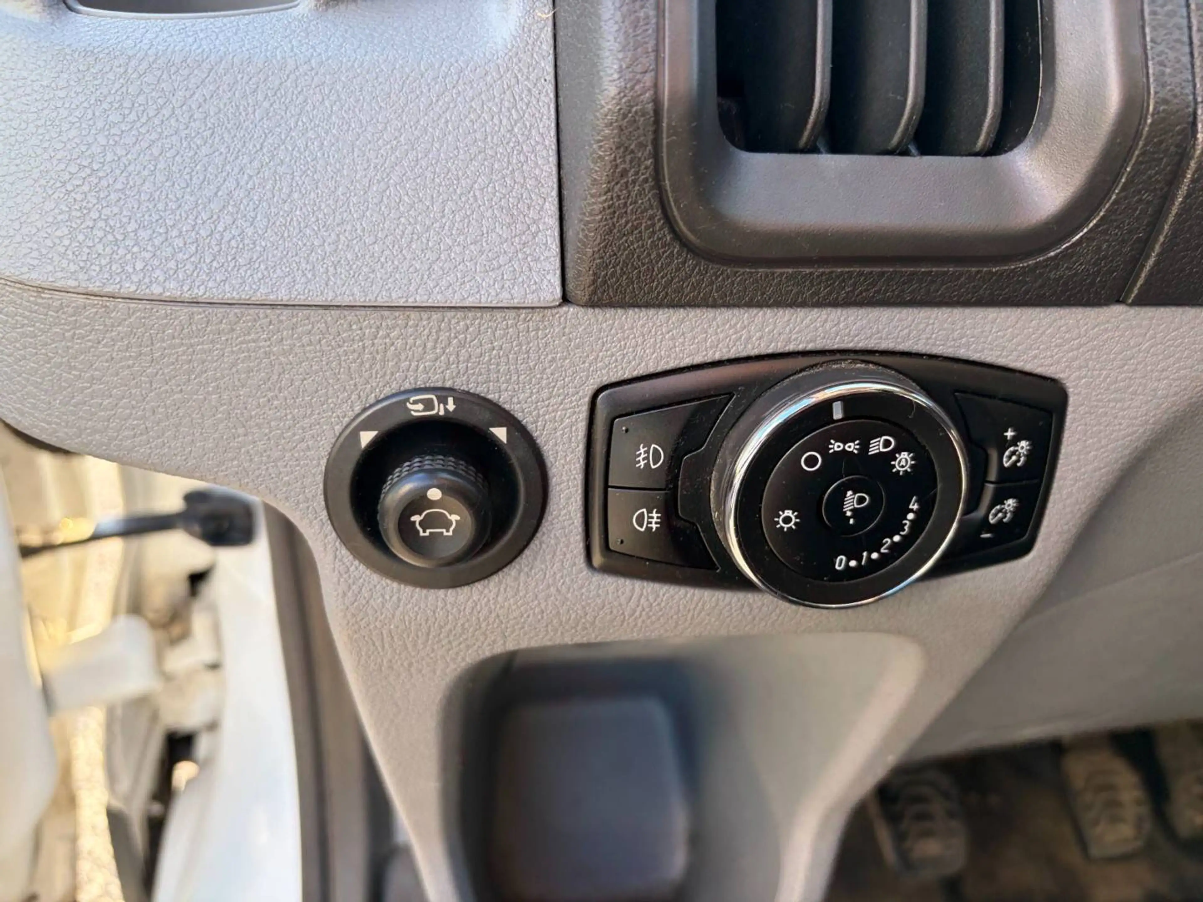 Ford Transit 2.0 TDCi L2H2 AWD Trend — photo 6