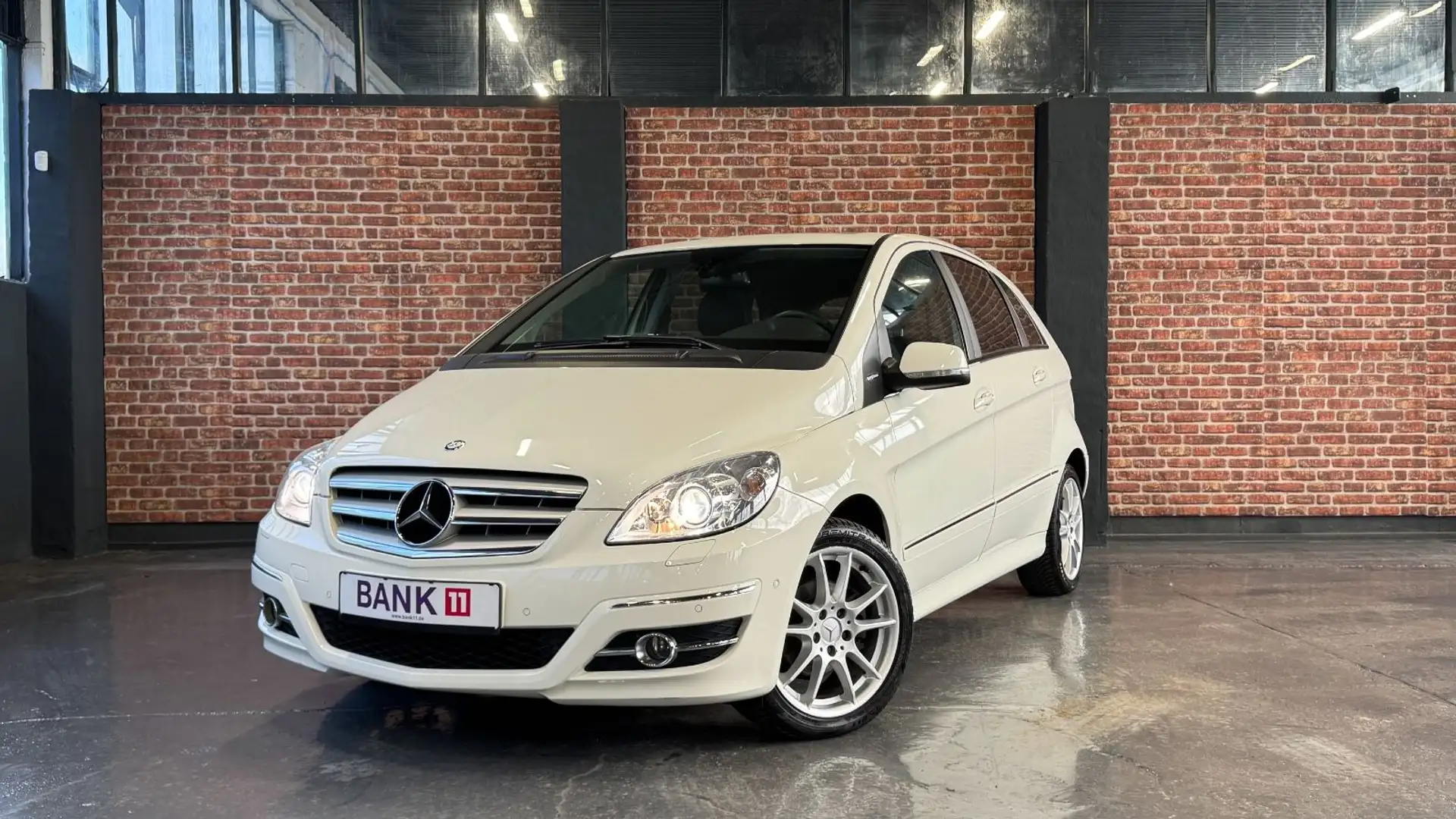Mercedes-Benz B 180 BlueEFFICIENCY BI-XENON*SHZ*PANORAMA*LEDER Weiß - 1
