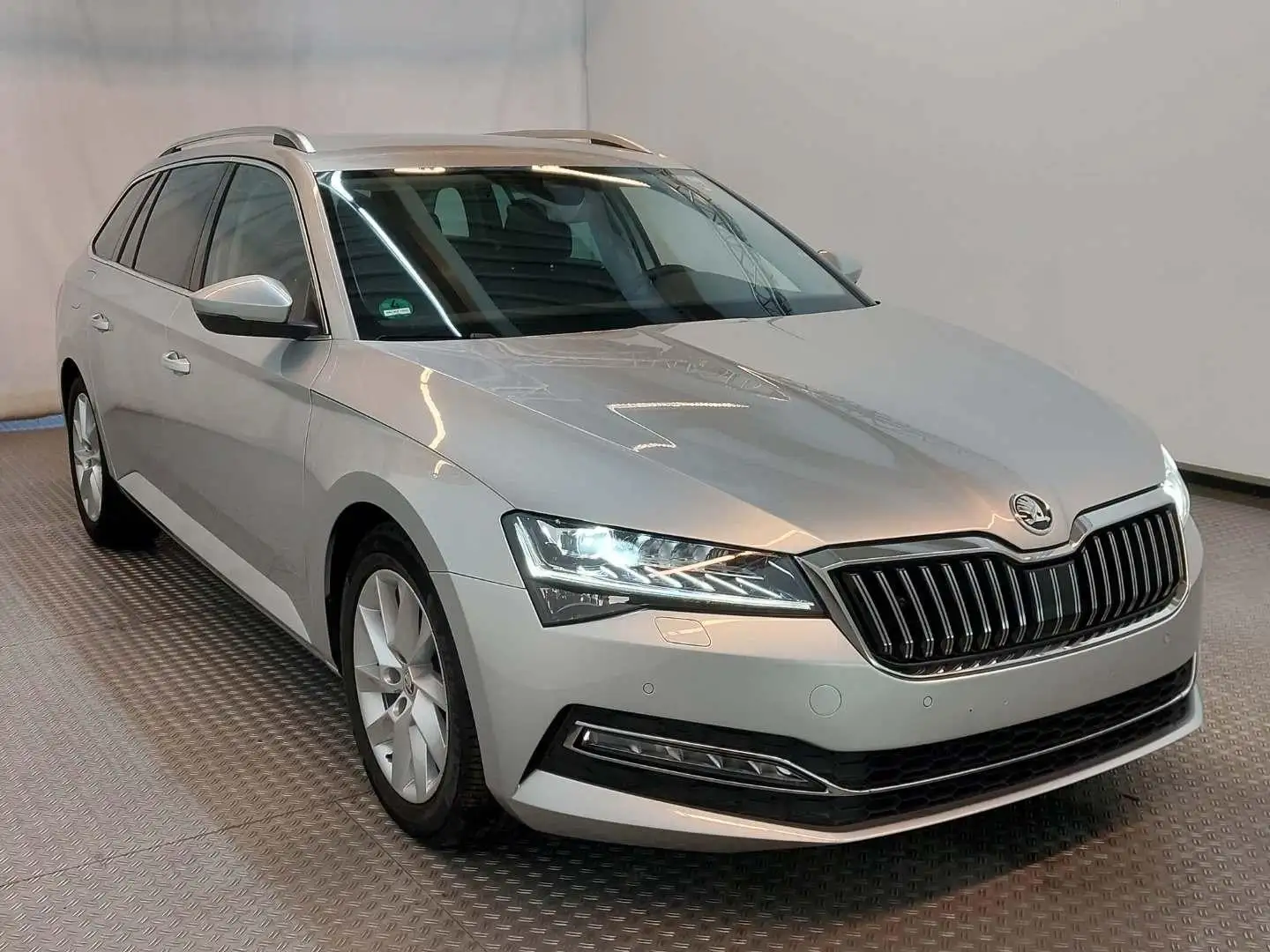 Skoda Superb Combi 2.0 TDI Style ACC AHK LED Navi DAB Argent - 2