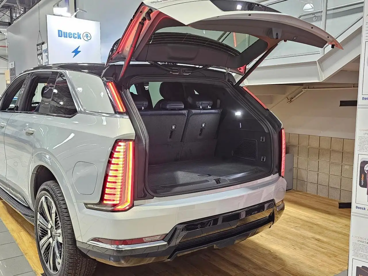 Cadillac Escalade снимка Cadillac Escalade