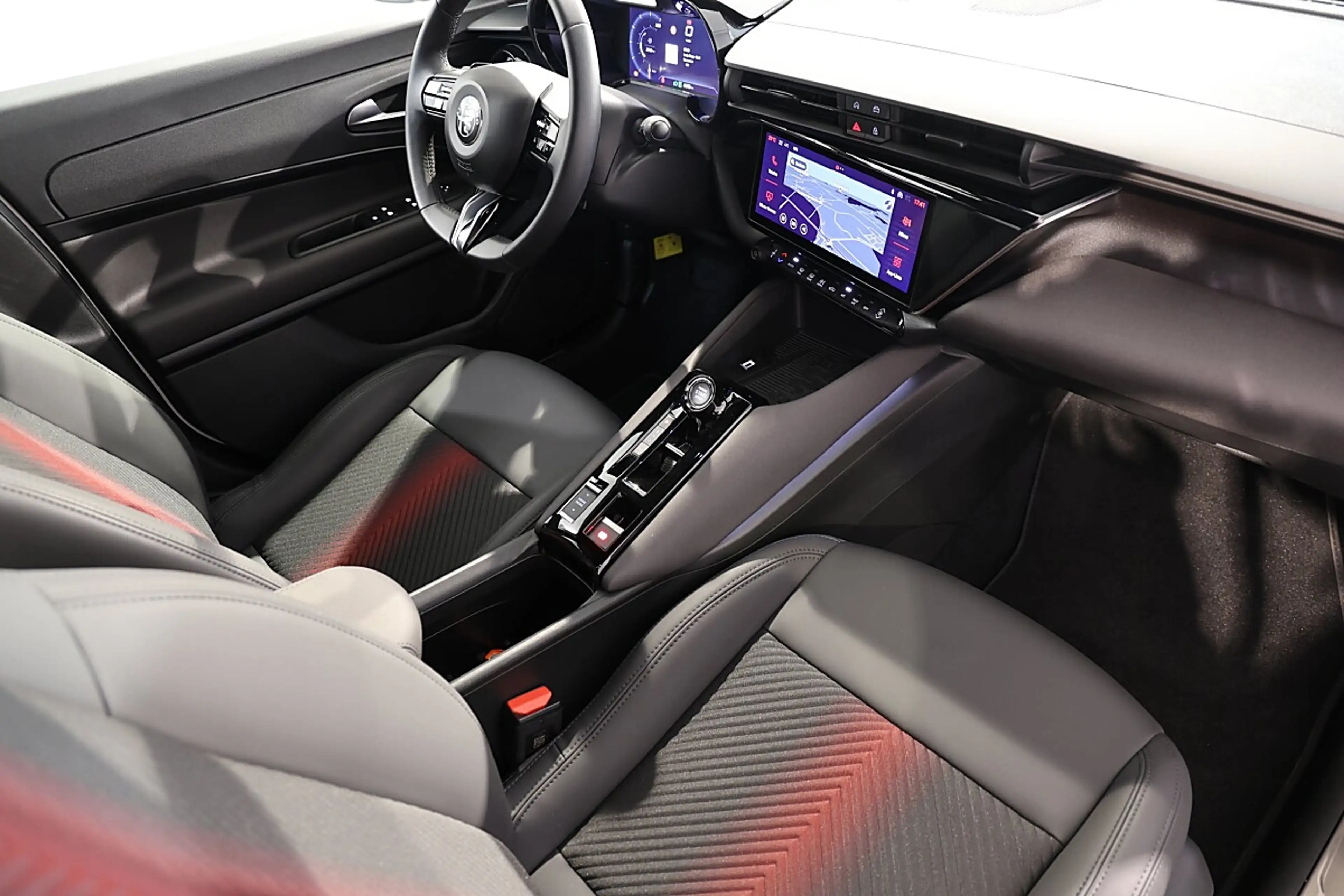 Alfa Romeo Junior Ibrida 1.2 e DCT6 Mild-Hybrid Speciale — photo 15