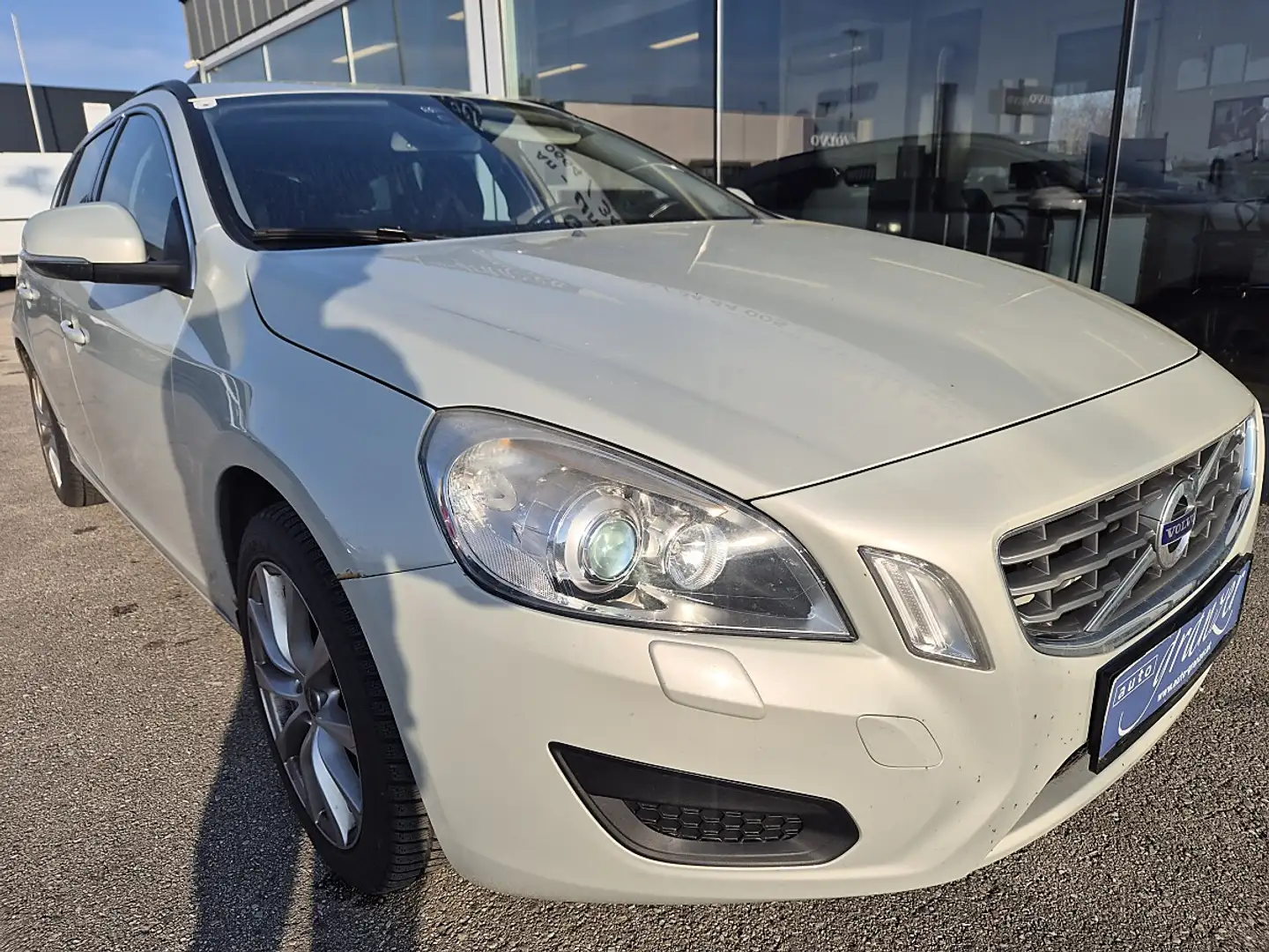 Volvo V60 D3 Kinetic Weiß - 2