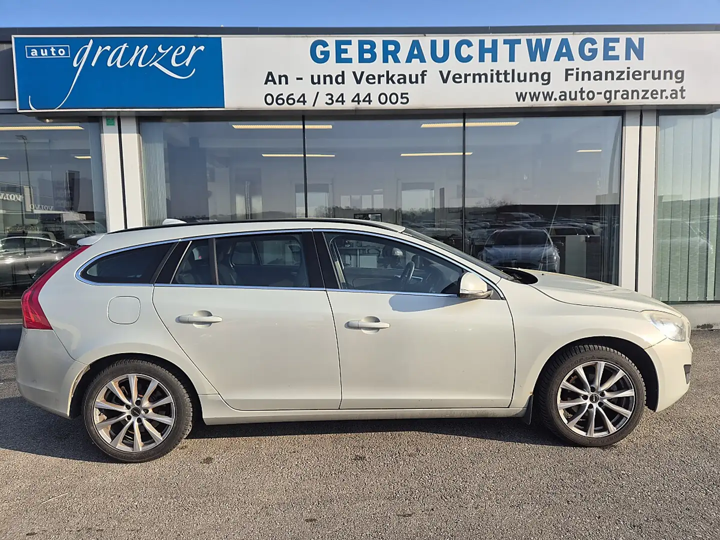 Volvo V60 D3 Kinetic Weiß - 1