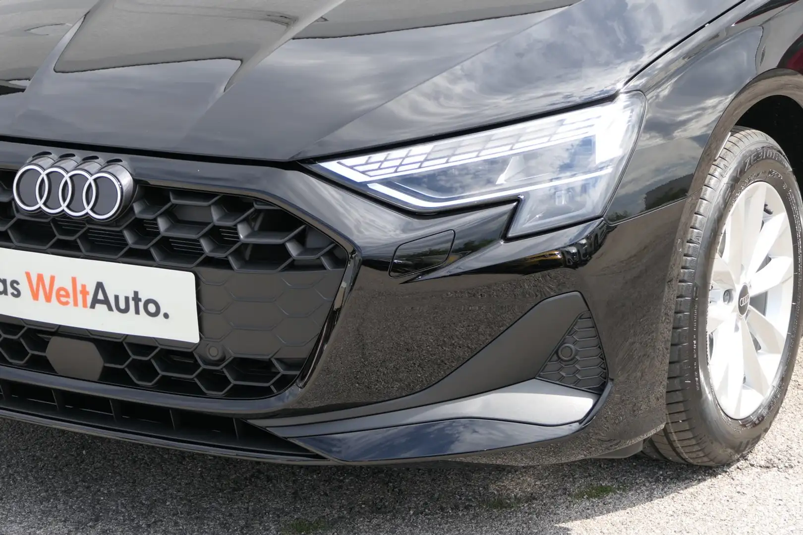 Audi A3 30 TFSI Schwarz - 2