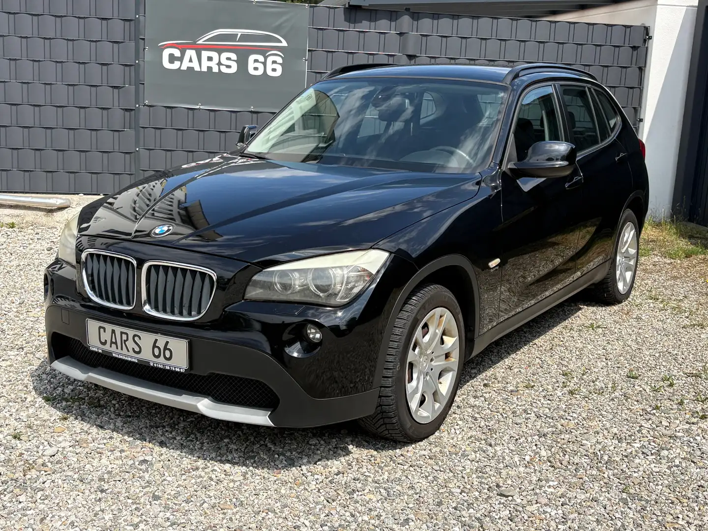 BMW X1 18 d xDrive Zwart - 1