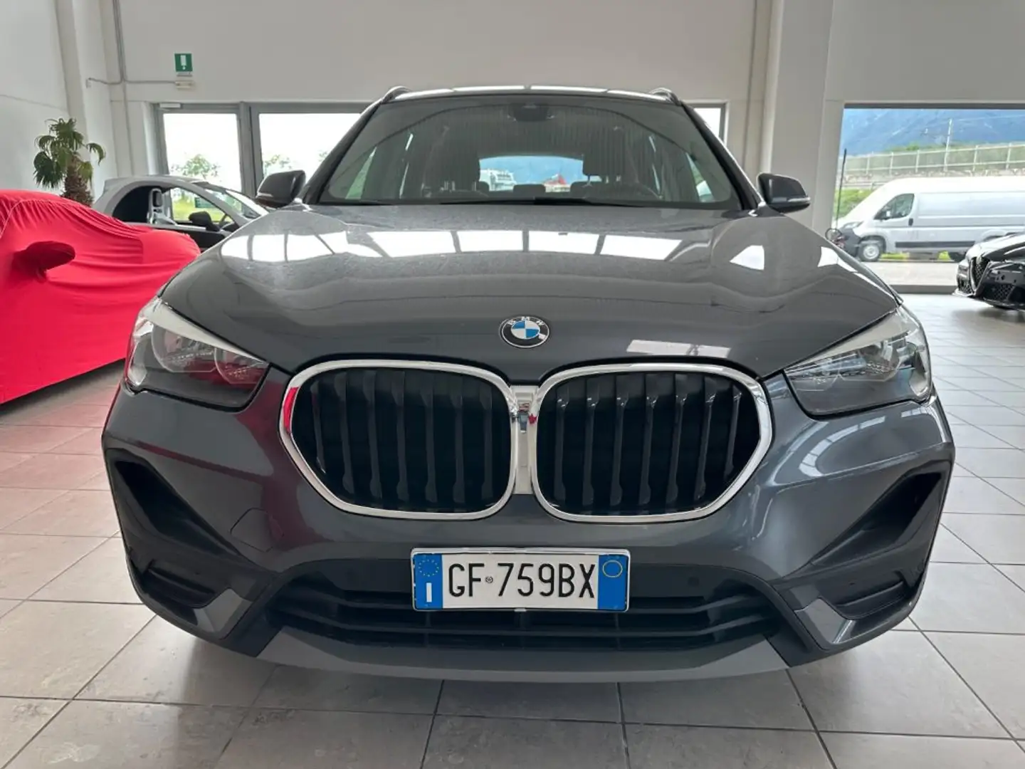 BMW X1 sDrive18i Advantage Grijs - 2