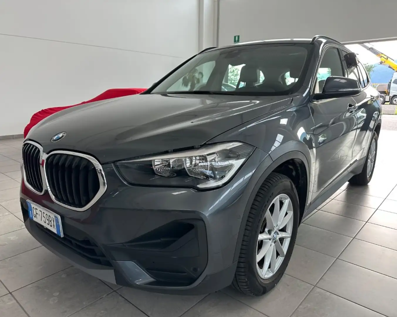 BMW X1 sDrive18i Advantage Grijs - 1