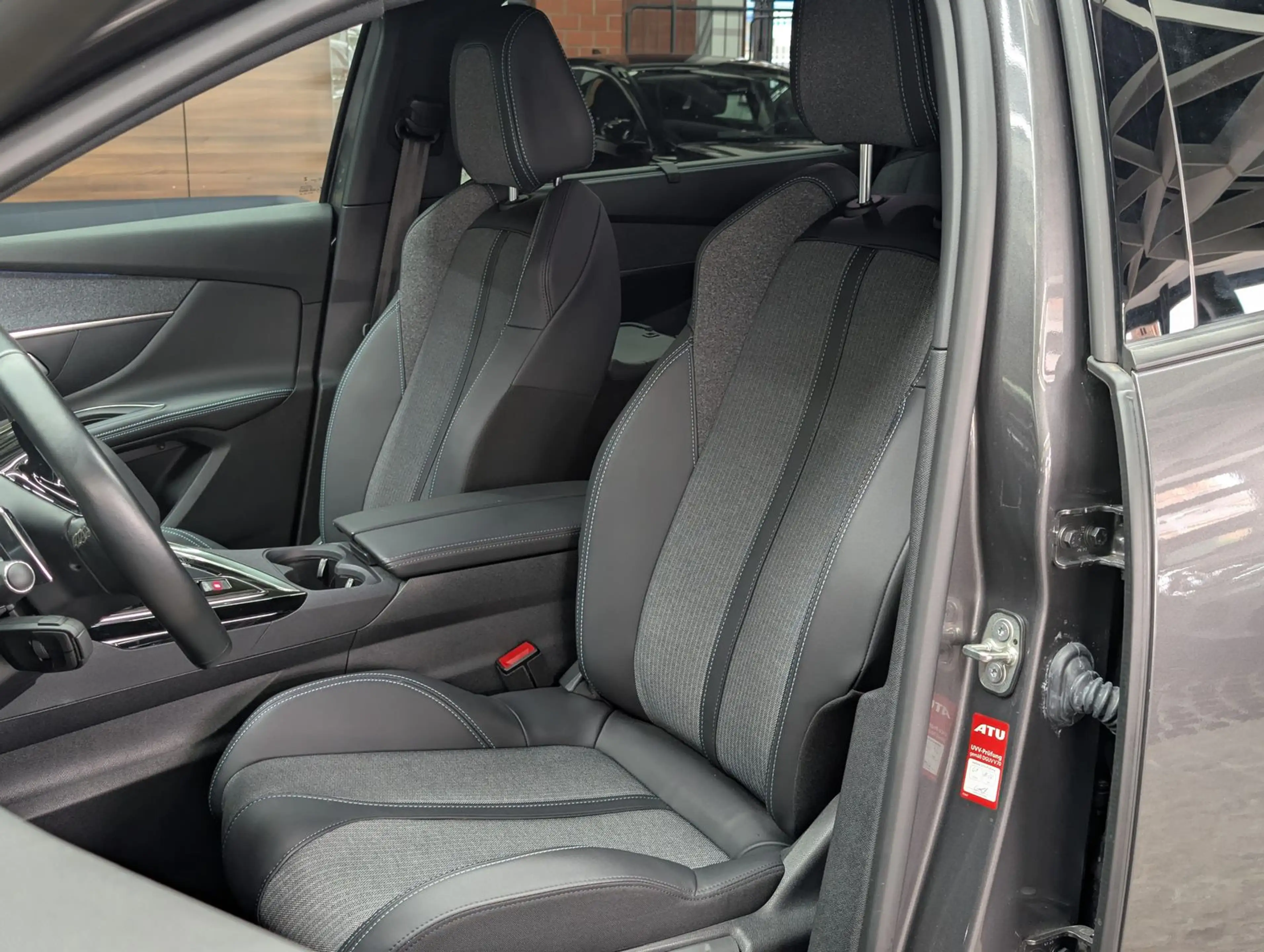 Peugeot 5008 Allure Pack ACC 180° LED Leder 7-Sitz AHK — photo 14