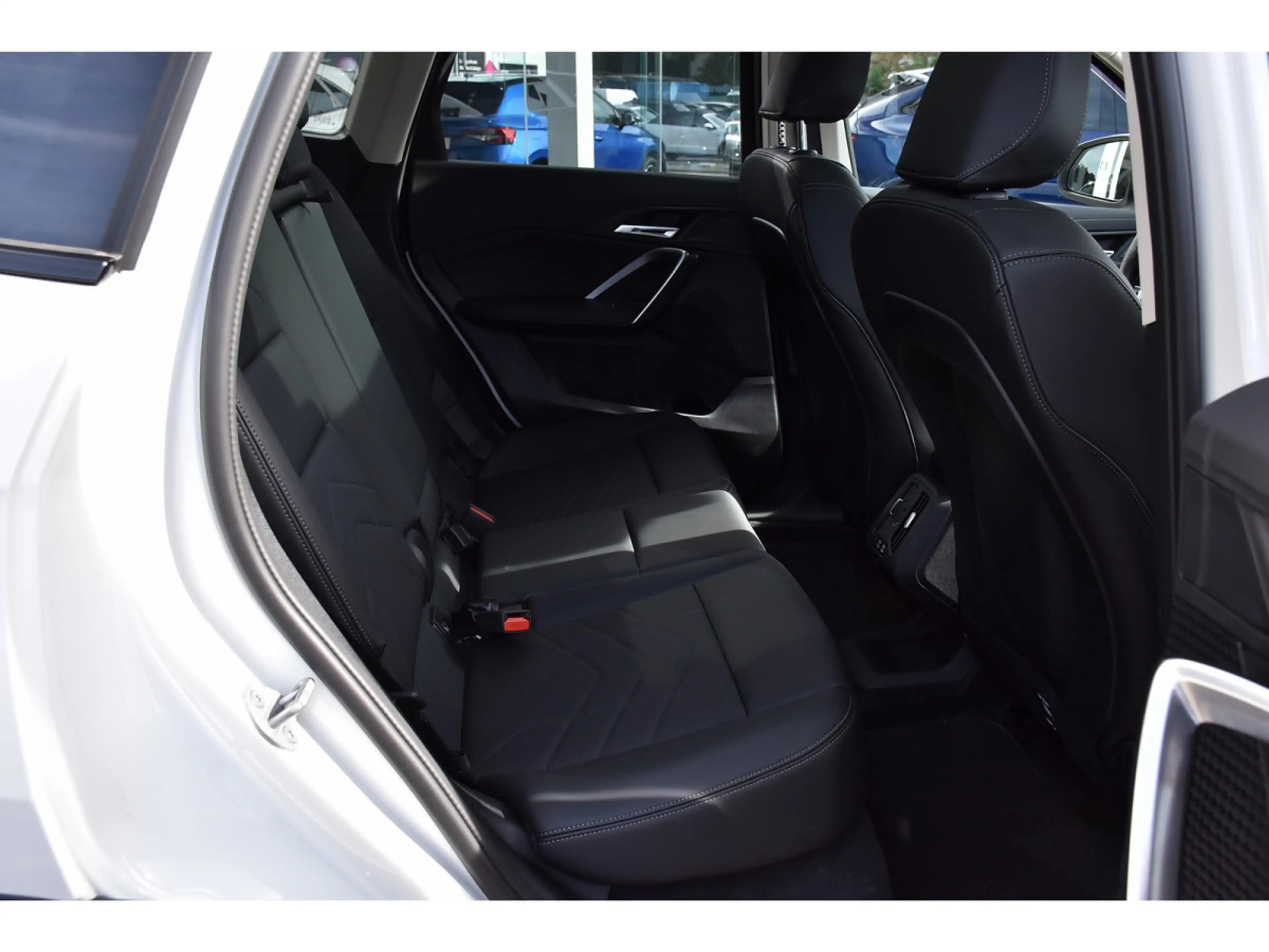 BMW iX1 eDrive20 xLine PANO CUIR MEMO ACC CAM360 HUD 1° M. — photo 8