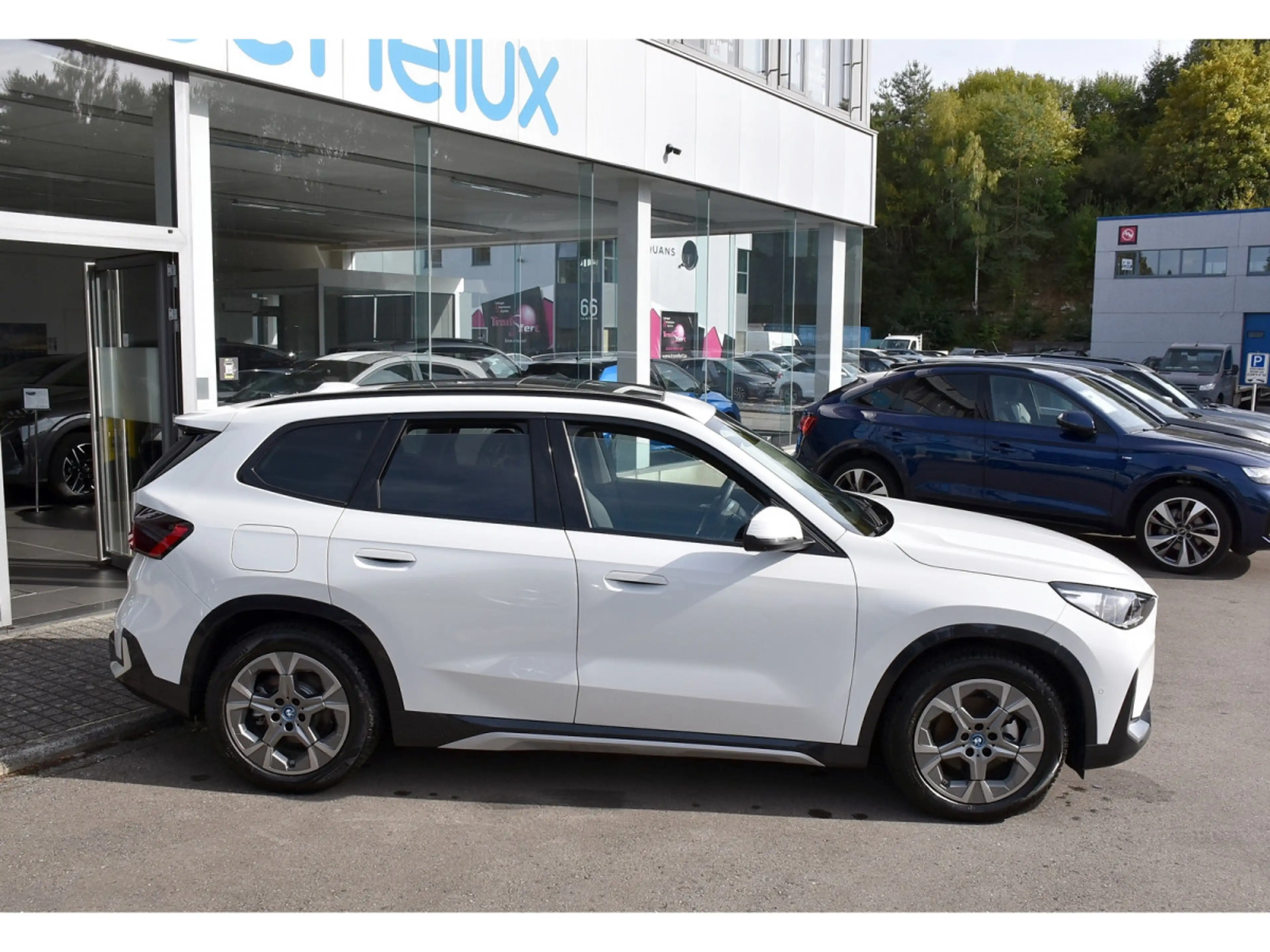 BMW iX1 eDrive20 xLine PANO CUIR MEMO ACC CAM360 HUD 1° M. — photo 3