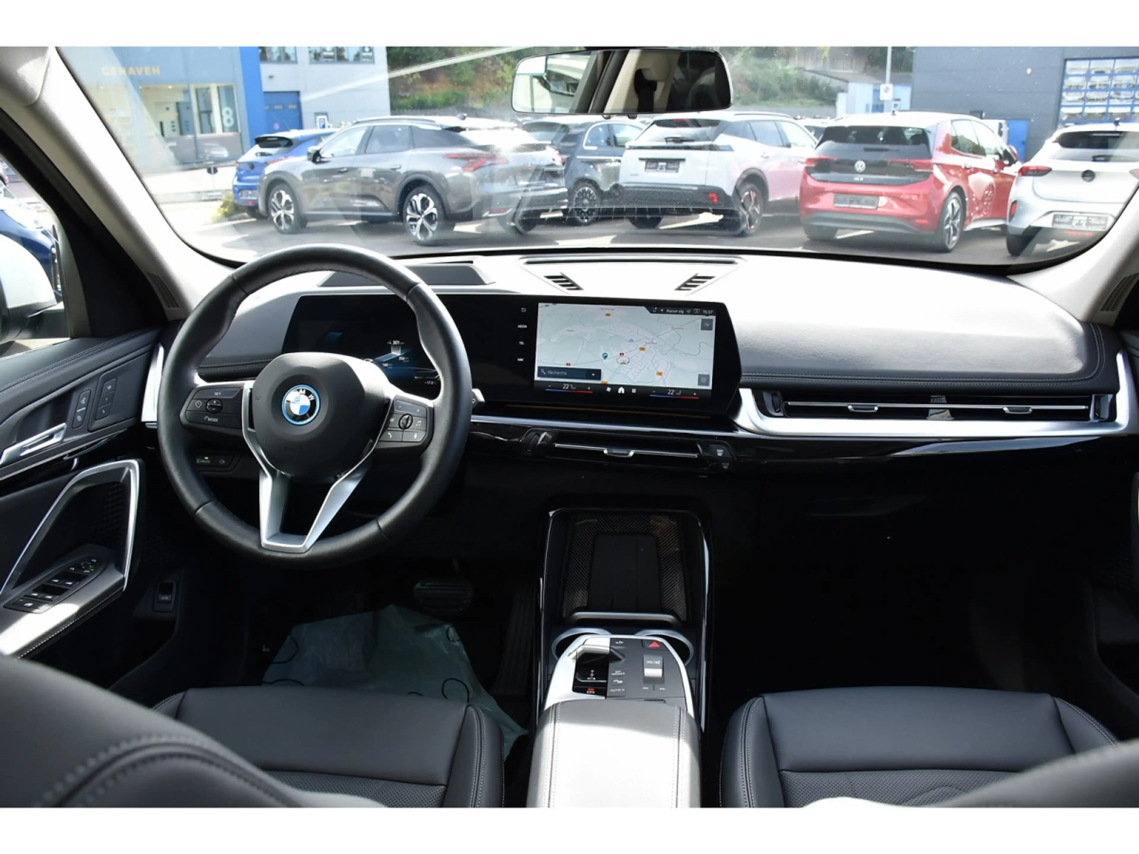 BMW iX1 eDrive20 xLine PANO CUIR MEMO ACC CAM360 HUD 1° M. — photo 10