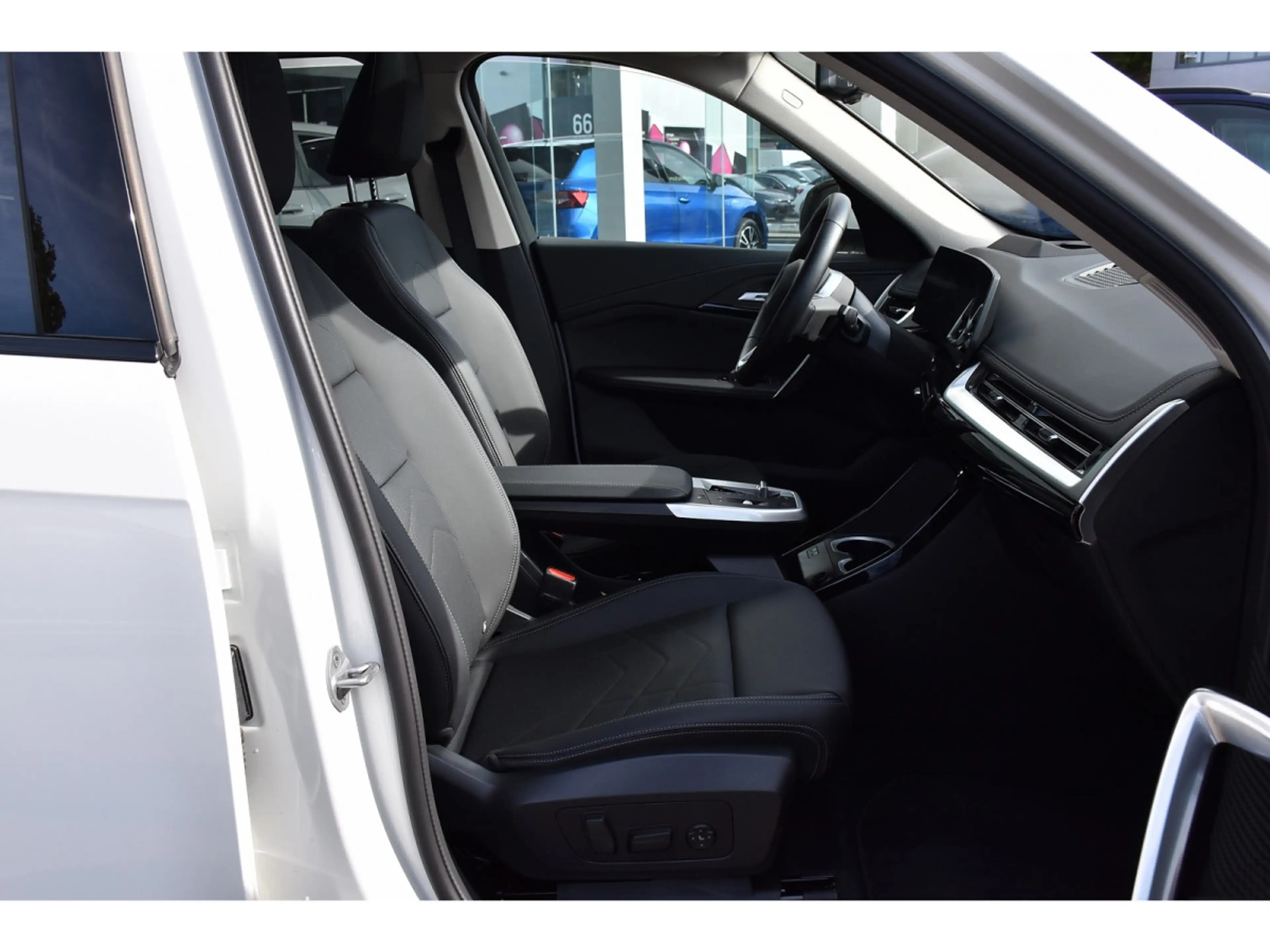 BMW iX1 eDrive20 xLine PANO CUIR MEMO ACC CAM360 HUD 1° M. — photo 7
