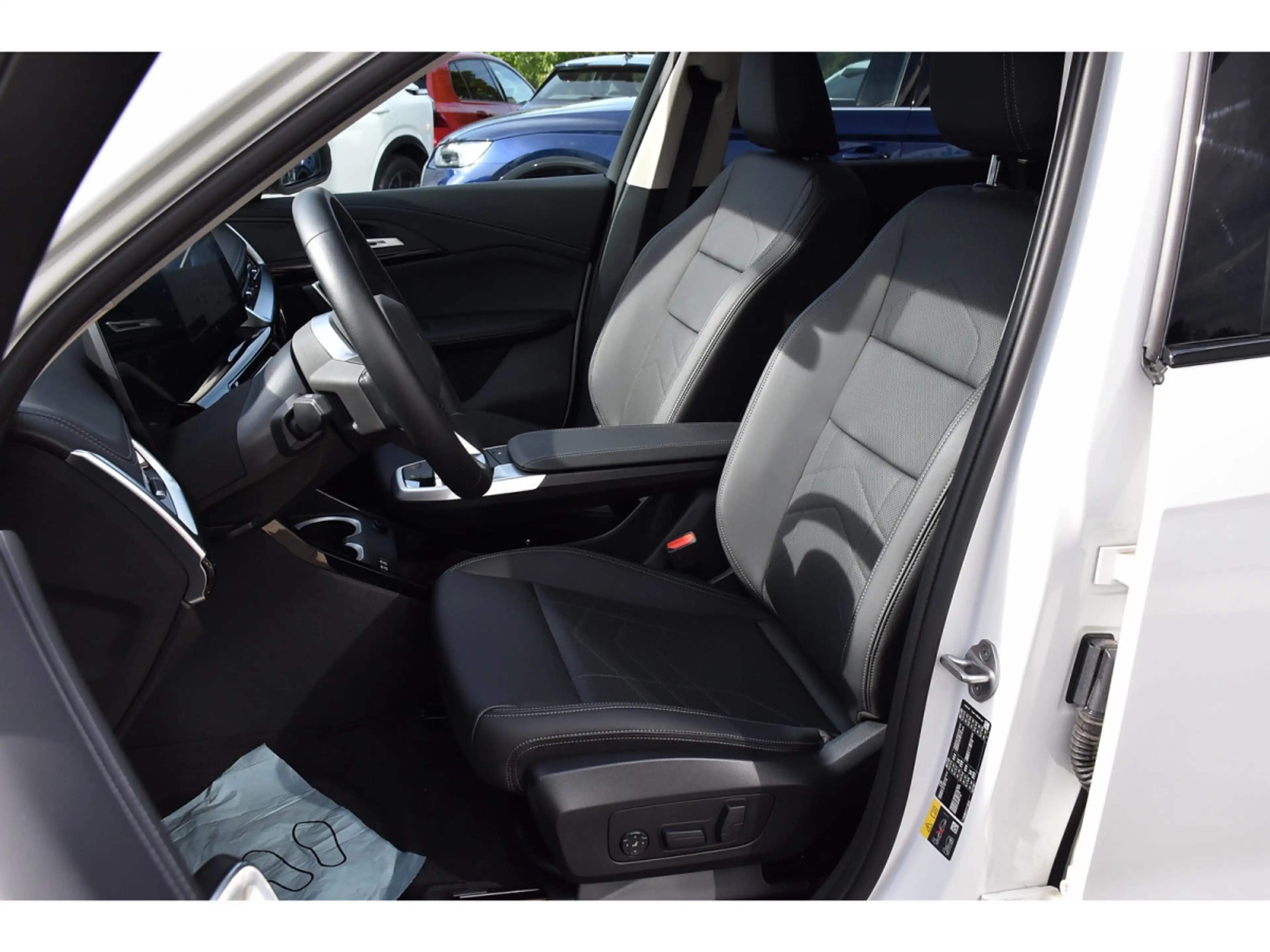 BMW iX1 eDrive20 xLine PANO CUIR MEMO ACC CAM360 HUD 1° M. — photo 6