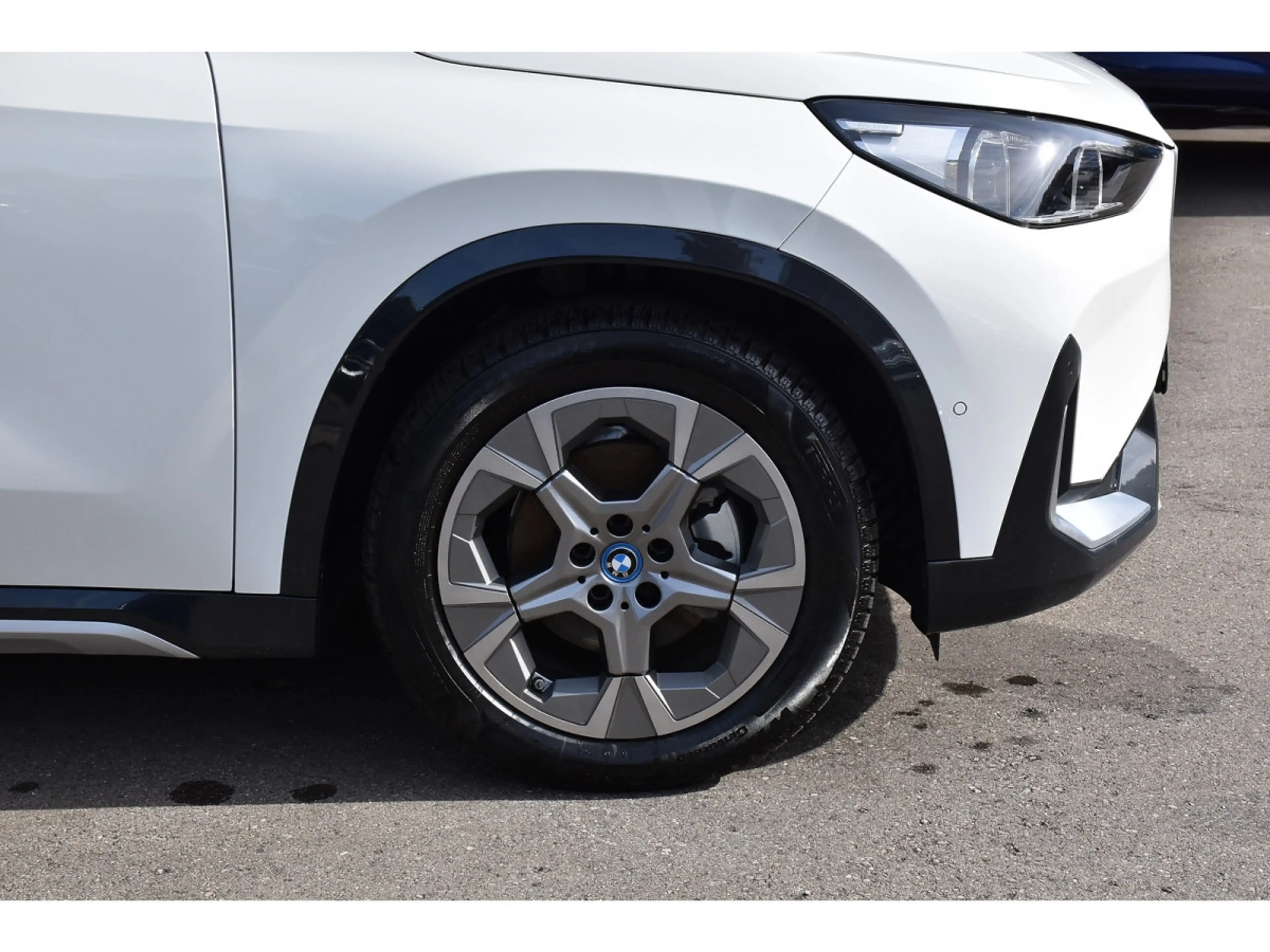 BMW iX1 eDrive20 xLine PANO CUIR MEMO ACC CAM360 HUD 1° M. — photo 5