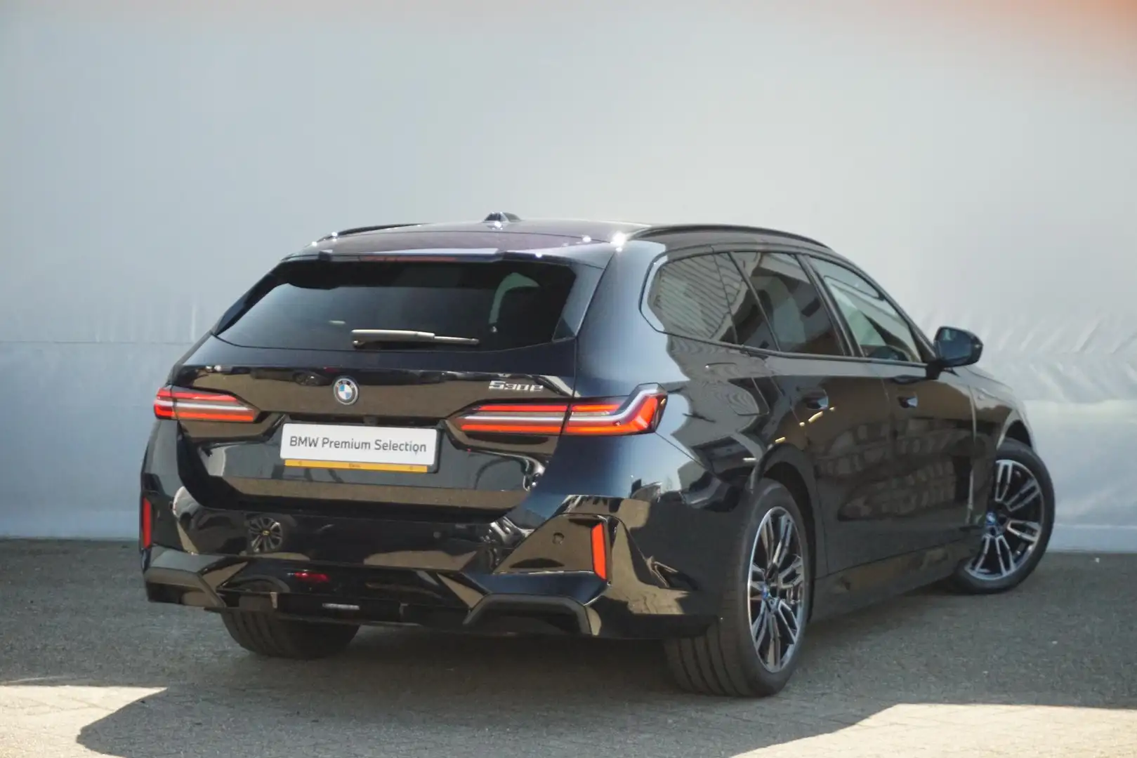 BMW 530 5 Serie Touring 530e M Sportpakket 19'' / Panorama Zwart - 2