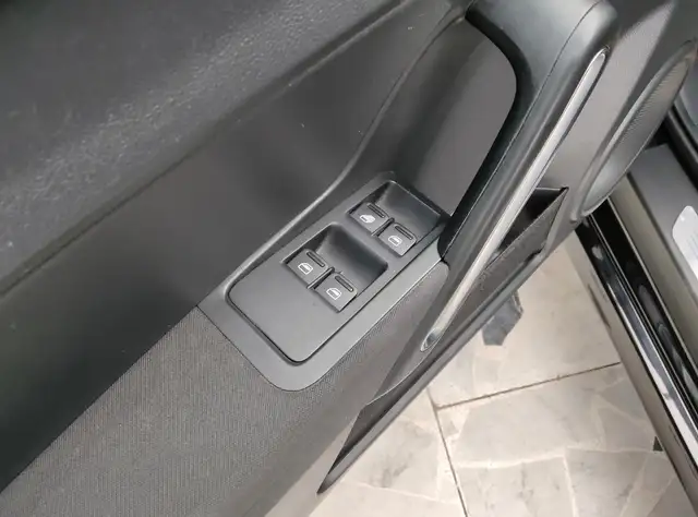 Volkswagen Beetle view 12