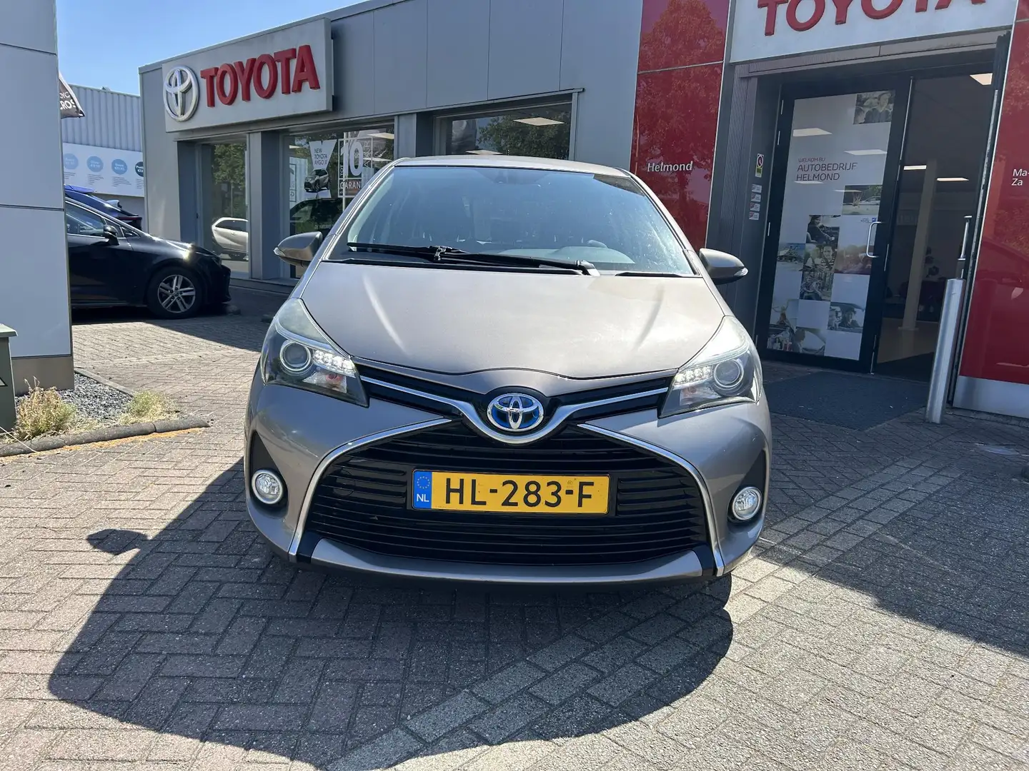 Toyota Yaris 1.5 Hybrid Dynamic Brun - 2