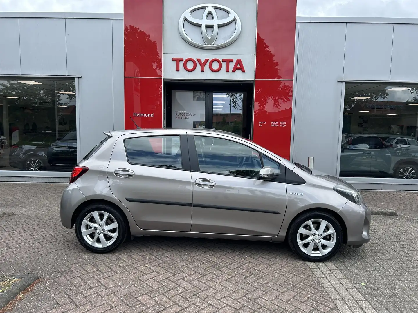 Toyota Yaris 1.5 Hybrid Dynamic Braun - 2