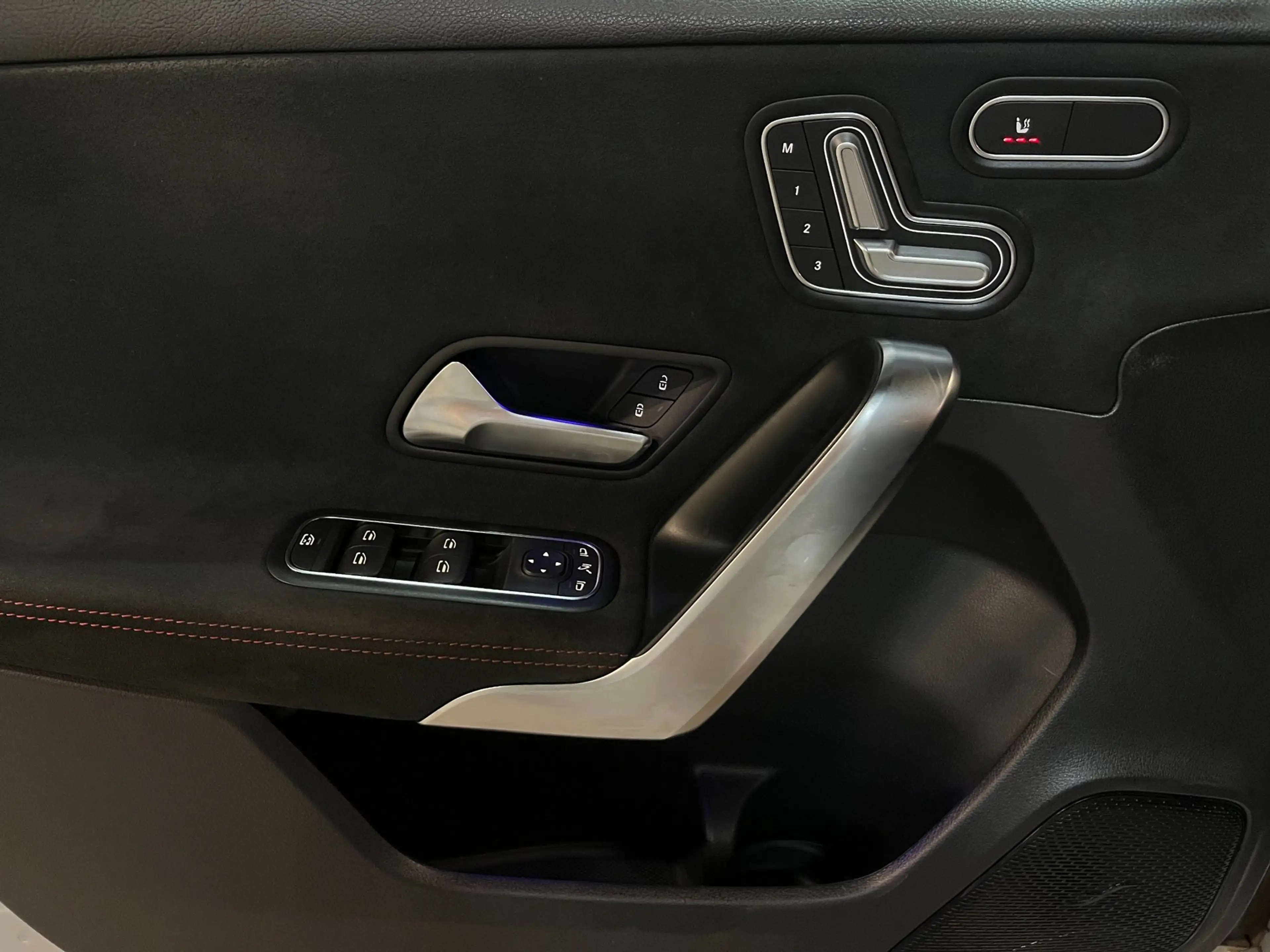 Mercedes-Benz A 200 Launch Edition AMG Line #Pano/Sfeerverlichting/Car — photo 11