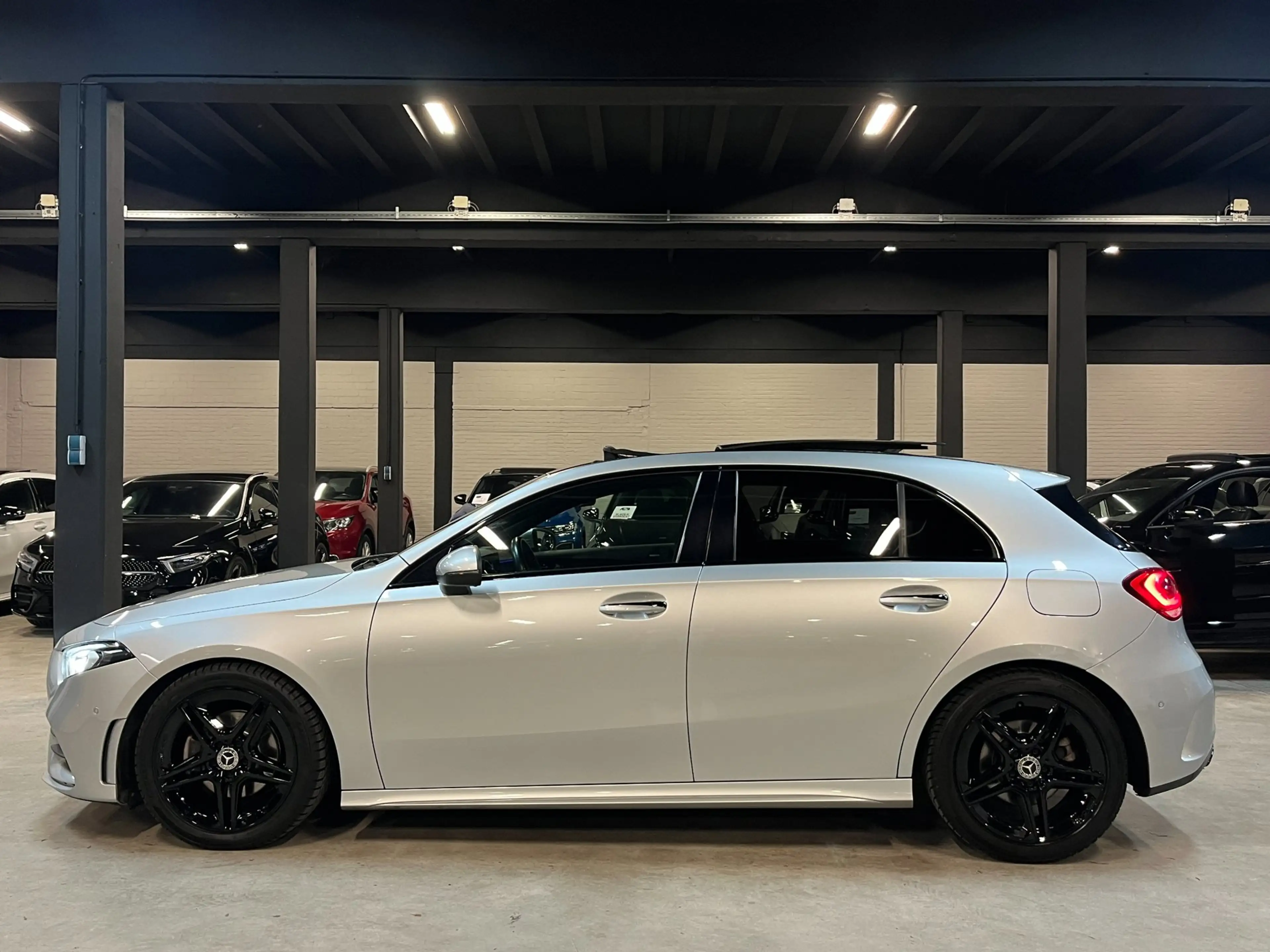 Mercedes-Benz A 200 Launch Edition AMG Line #Pano/Sfeerverlichting/Car — photo 2