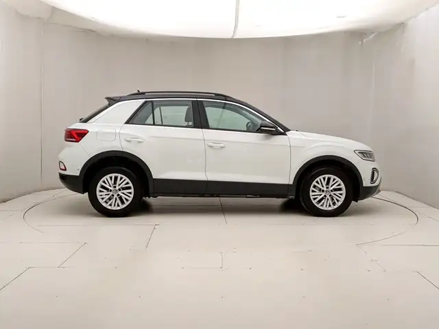 Volkswagen T-Roc view 3