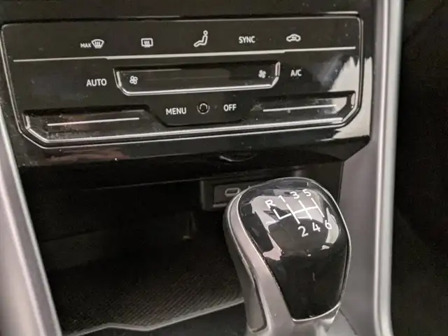 Volkswagen T-Roc view 11