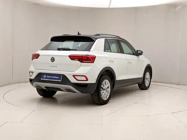 Volkswagen T-Roc view 4