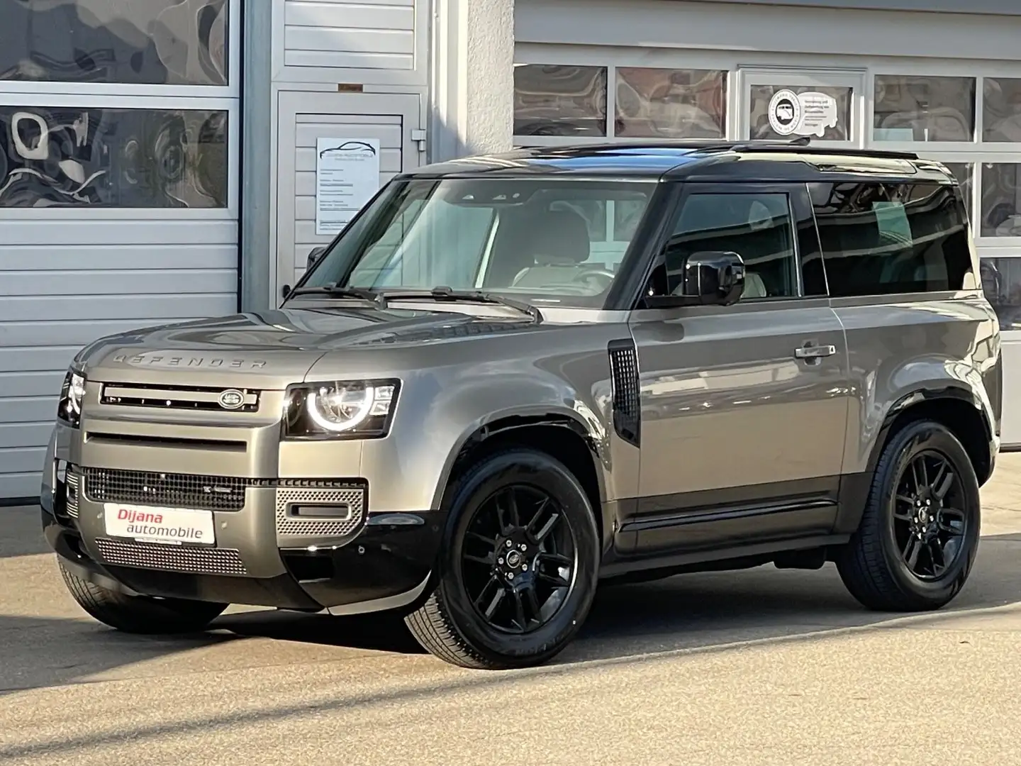 Land Rover Defender 90 D250 X-Dynamic Pano HuD AHK Luft TOP Silber - 1