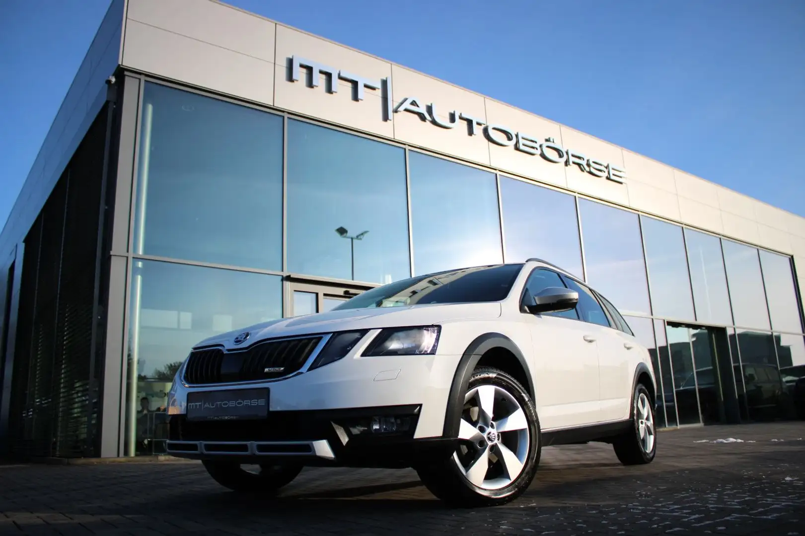 Skoda Octavia OCTAVIA COMBI 2.0 TDI DSG 4x4 SCOUT + ACC + AHK Weiß - 1