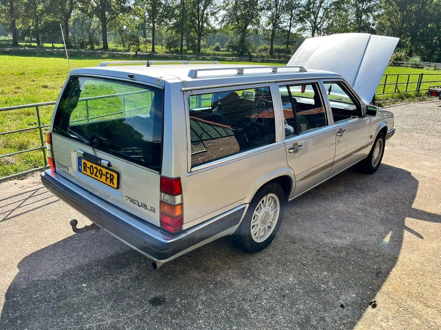 Volvo 760 3.0 GLE Estate Grau - 2