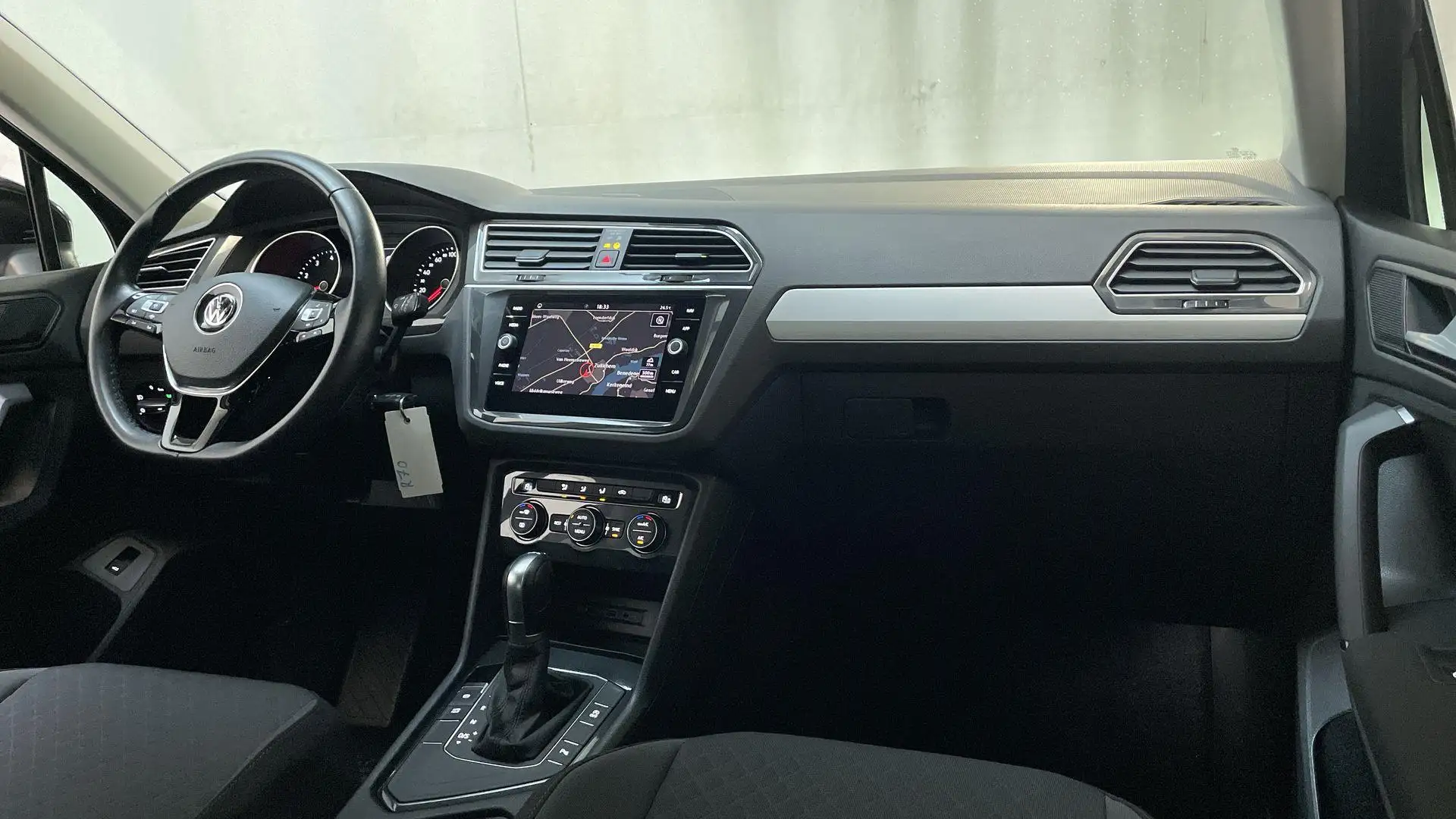 Volkswagen Tiguan 1.5 TSI 150pk DSG ACT Comfortline Business Navigat Zwart - 2