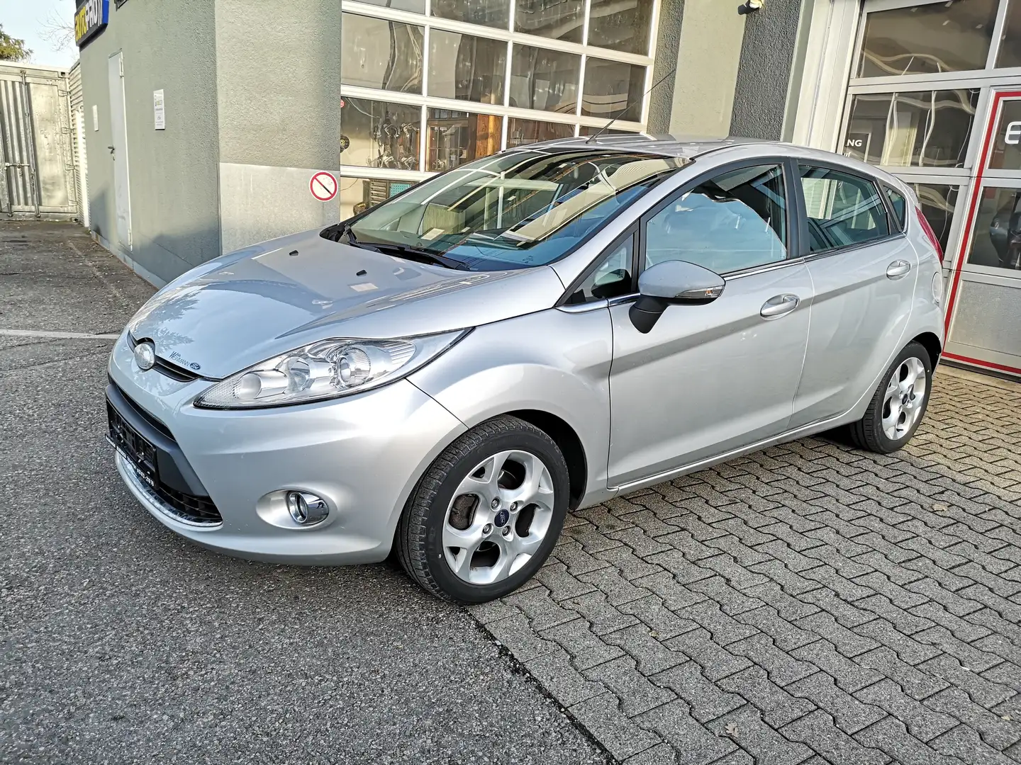Ford Fiesta Titanium Silber - 1