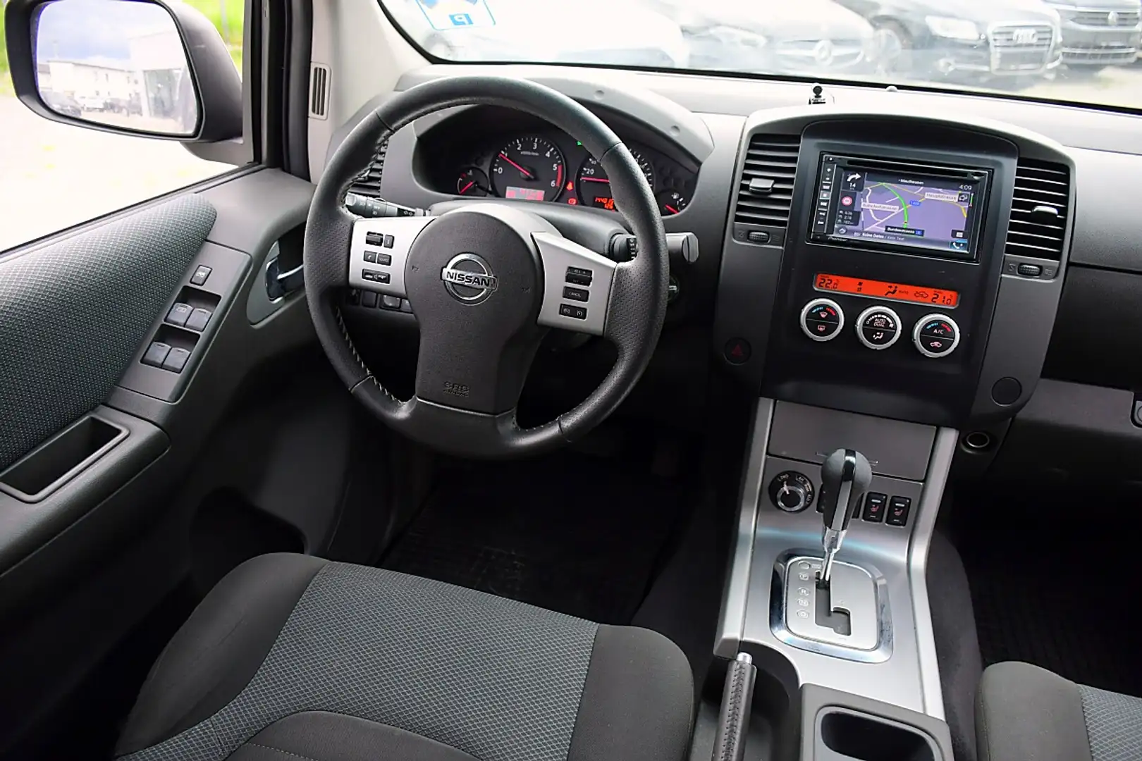 Nissan Navara Navara Platinum Double Cab Evo 2,5 dCi 4x4 Aut... Schwarz - 2