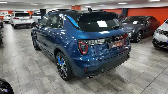 Lynk & Co 01 view 4