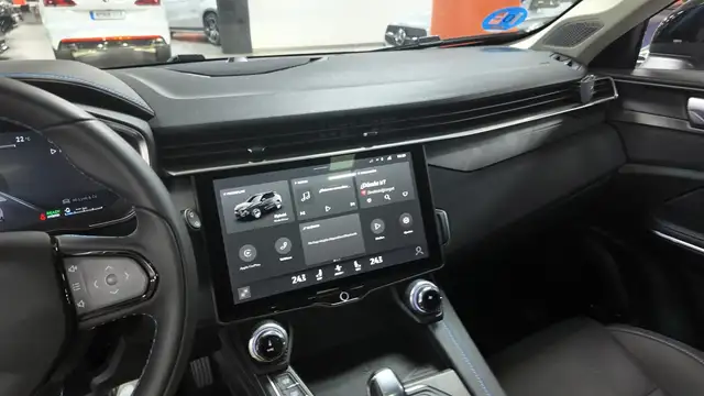 Lynk & Co 01 view 30