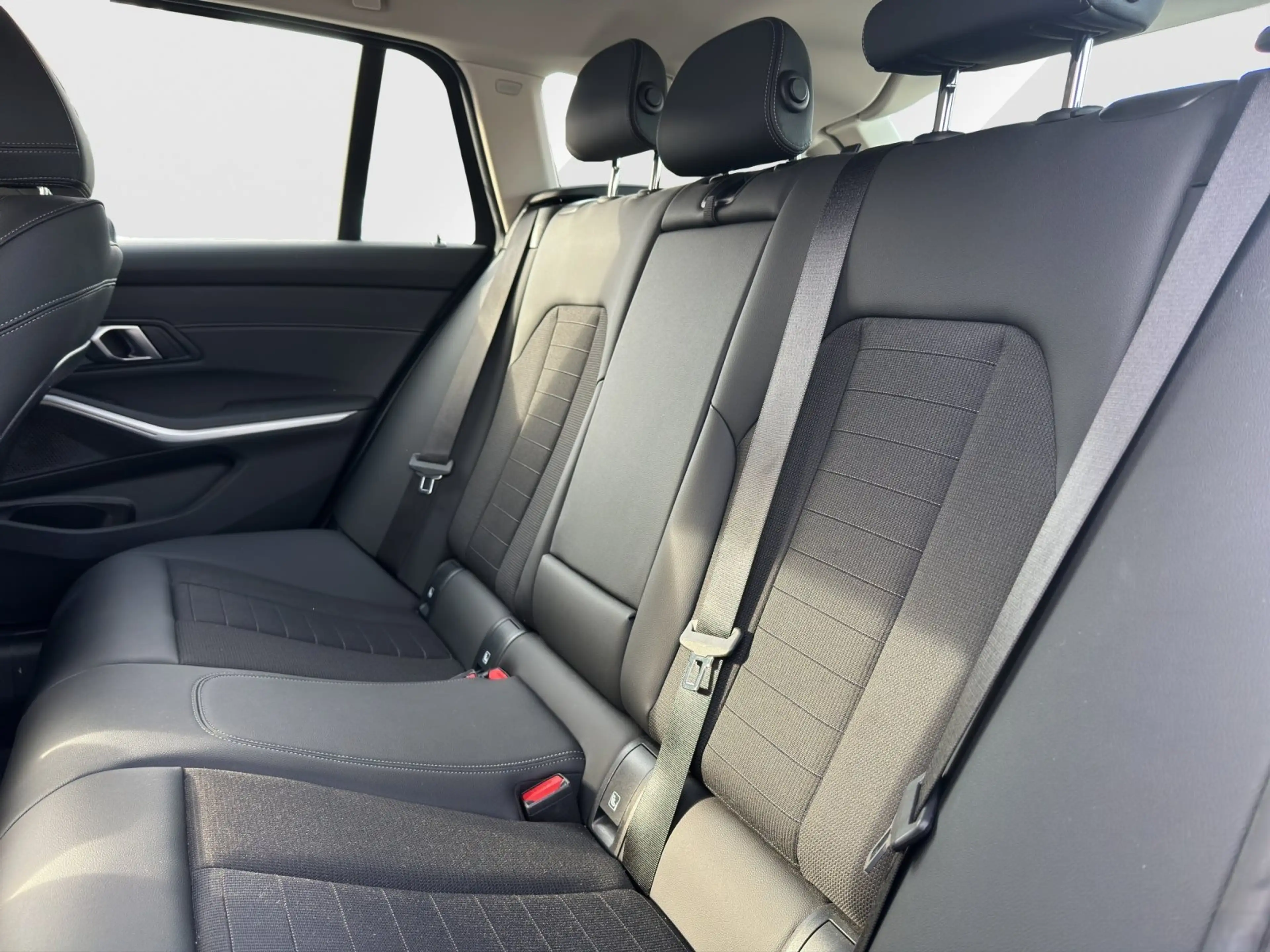 BMW 318 i Touring*LCProf*HUD *KAMERA*ACC* — photo 13