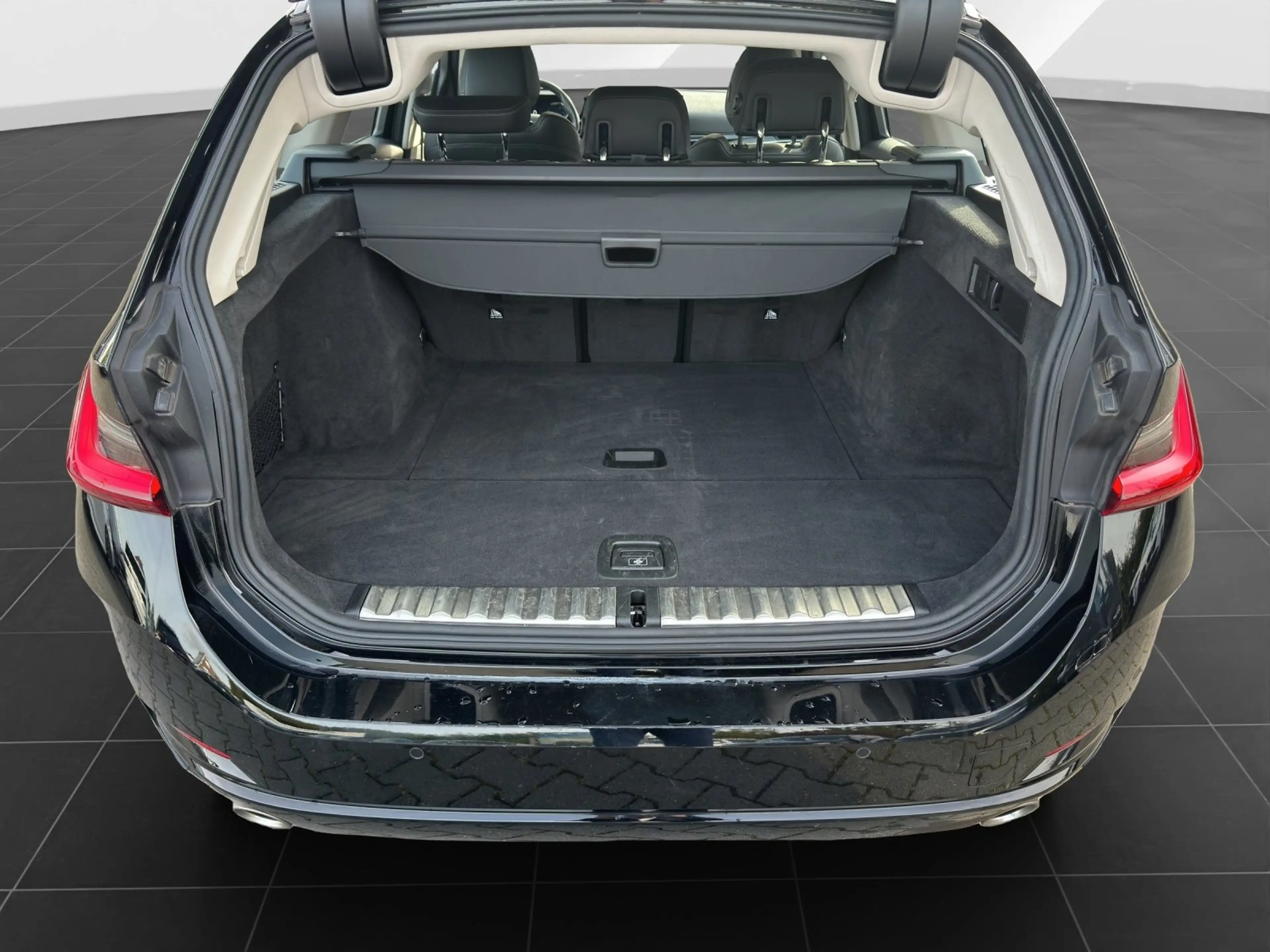 BMW 318 i Touring*LCProf*HUD *KAMERA*ACC* — photo 14