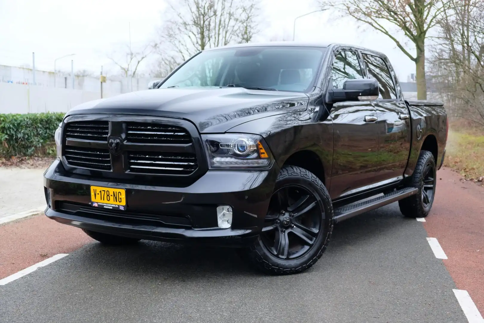 Dodge RAM 1500 5.7 V8 4x4 Crew Cab 5'7 Sport Black Edition s Zwart - 1