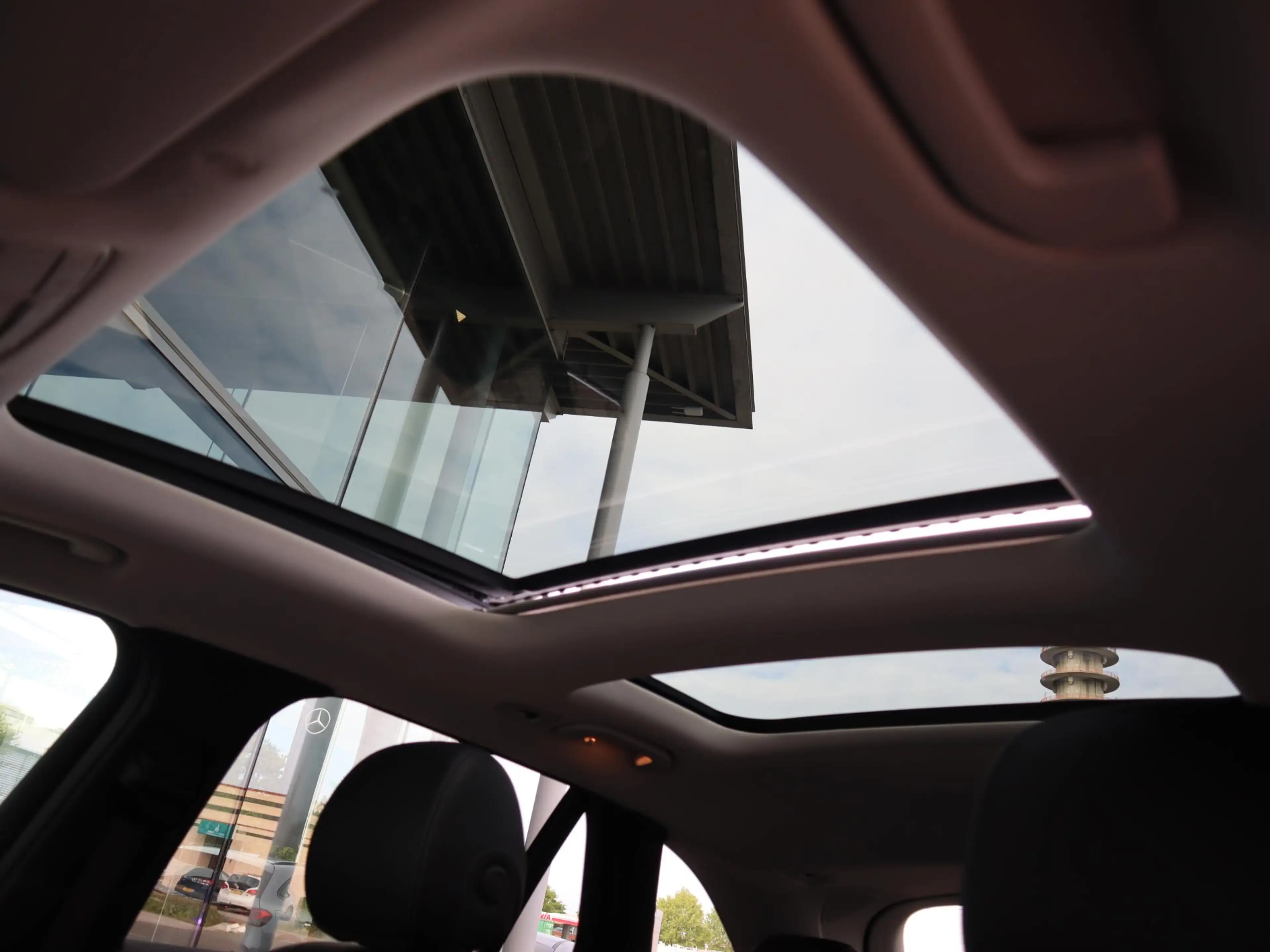 Mercedes-Benz GLC 300 300e 4MATIC Premium Plus l Trekhaak l Panoramadak — photo 12