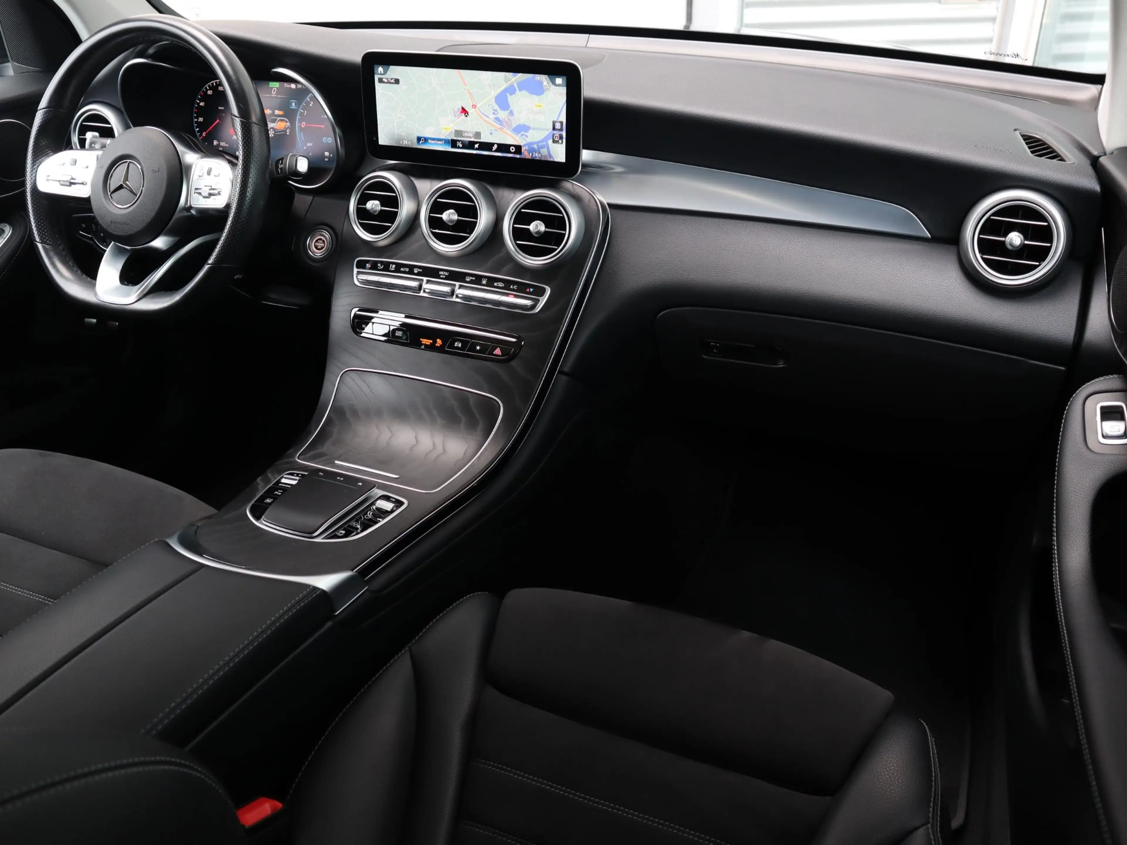 Mercedes-Benz GLC 300 300e 4MATIC Premium Plus l Trekhaak l Panoramadak — photo 3