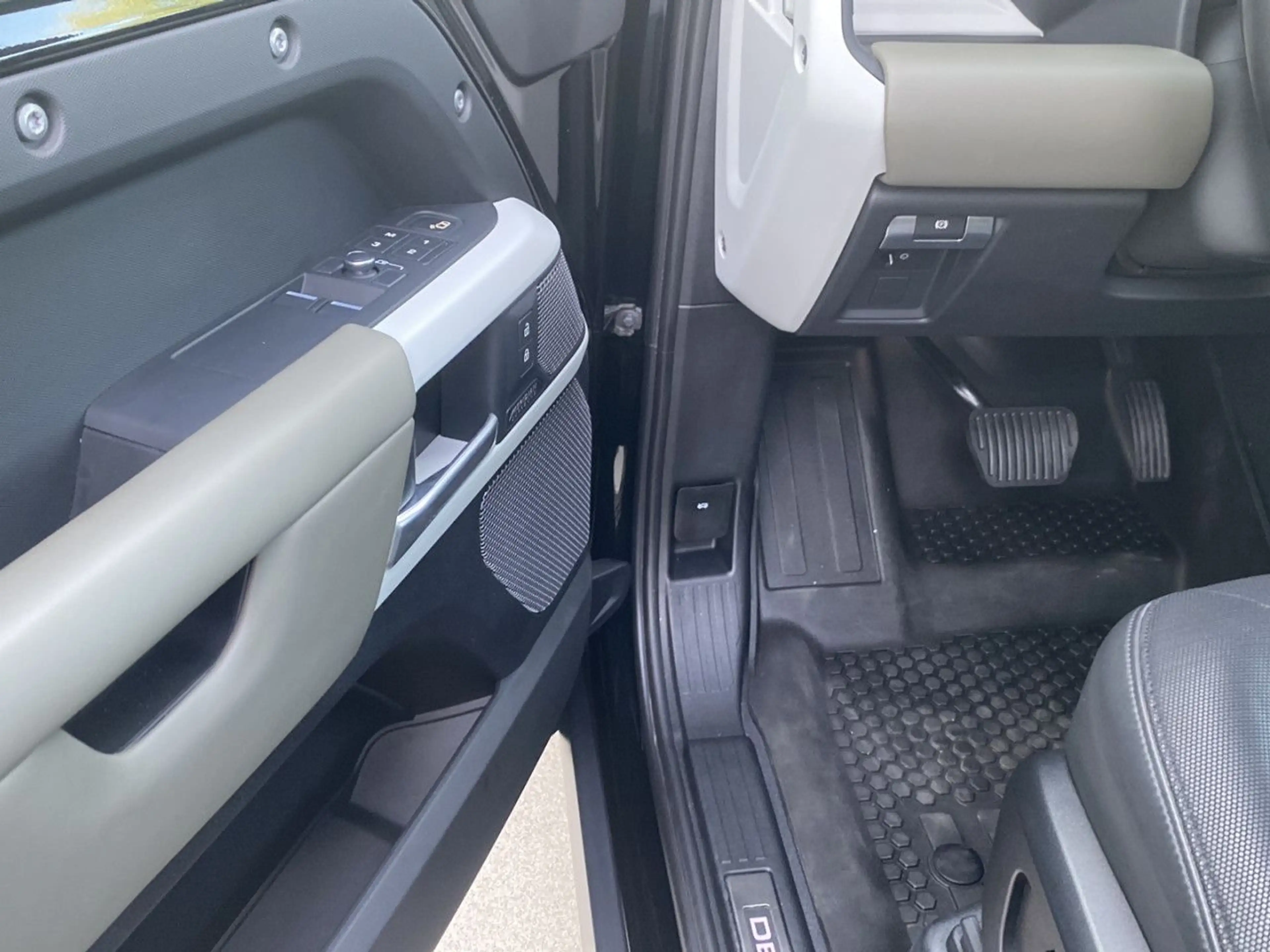 Land Rover Defender Navi LED Vollleder Klima Einparkhilfe — photo 12
