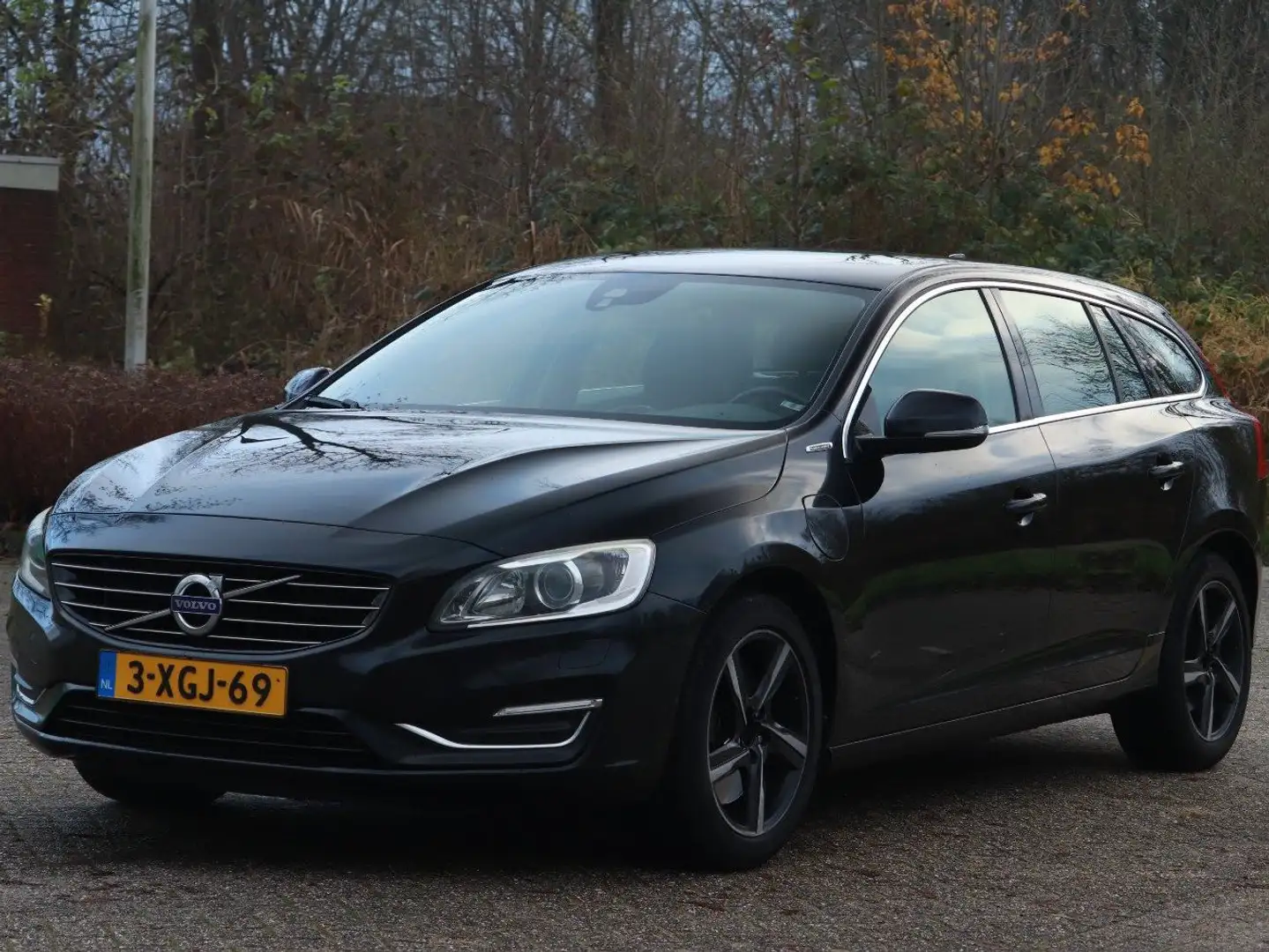 Volvo V60 2.4 D6 AWD Pl.i Sum. Fekete - 1