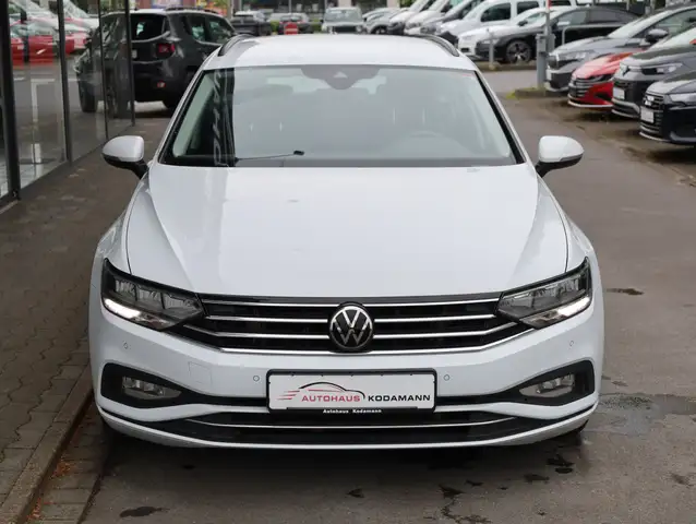 Volkswagen Passat view 3