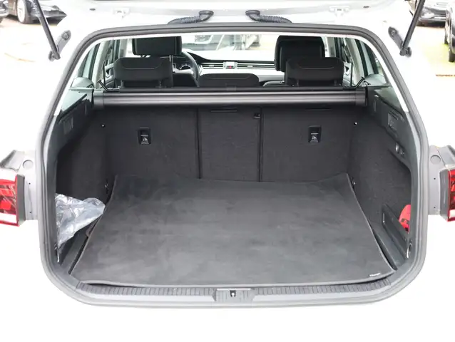Volkswagen Passat view 11