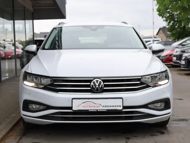 Volkswagen Passat view 4