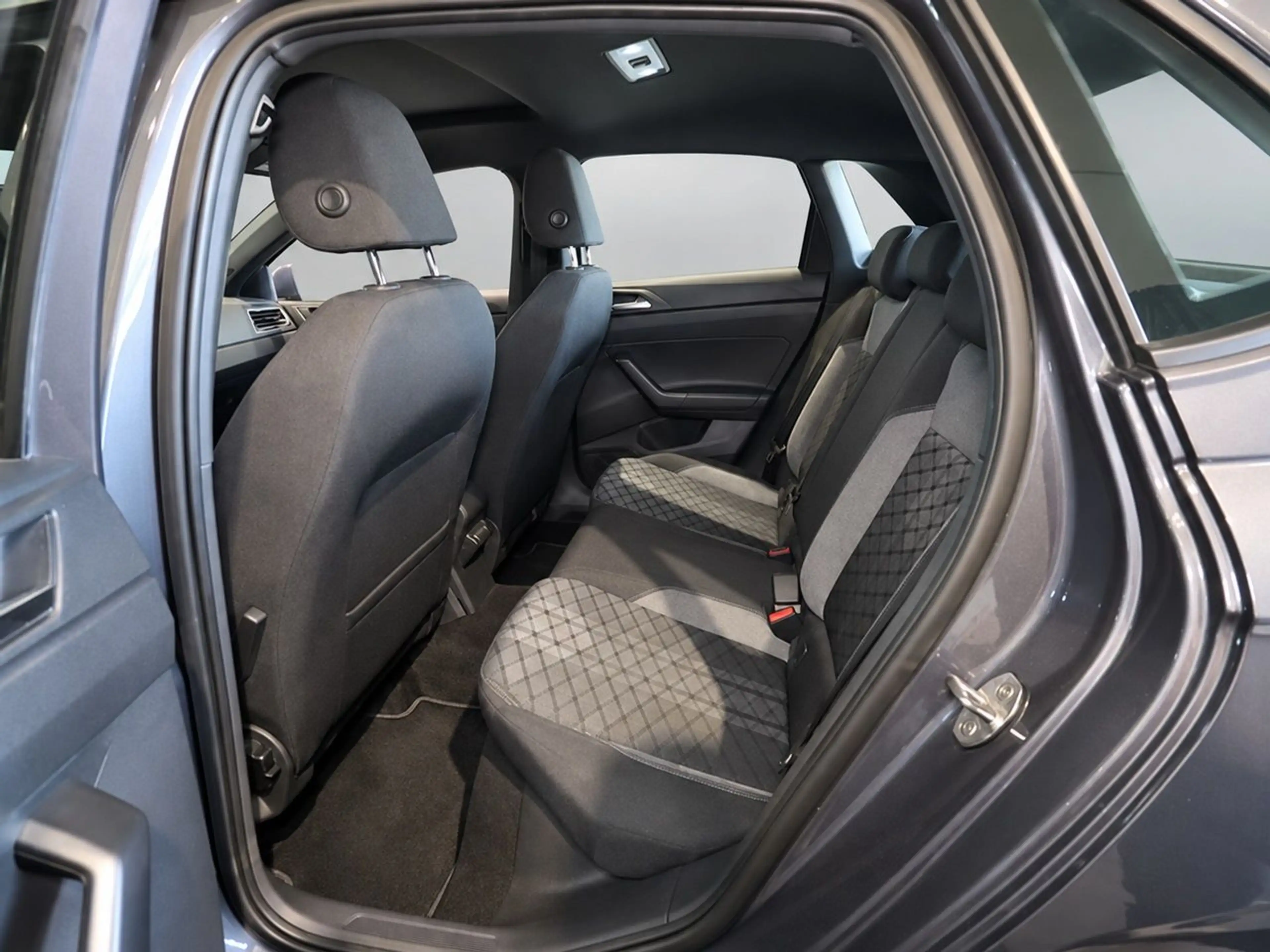 Volkswagen Polo 1.0 TSI R-Line DSG Pano Matrix LED — photo 12