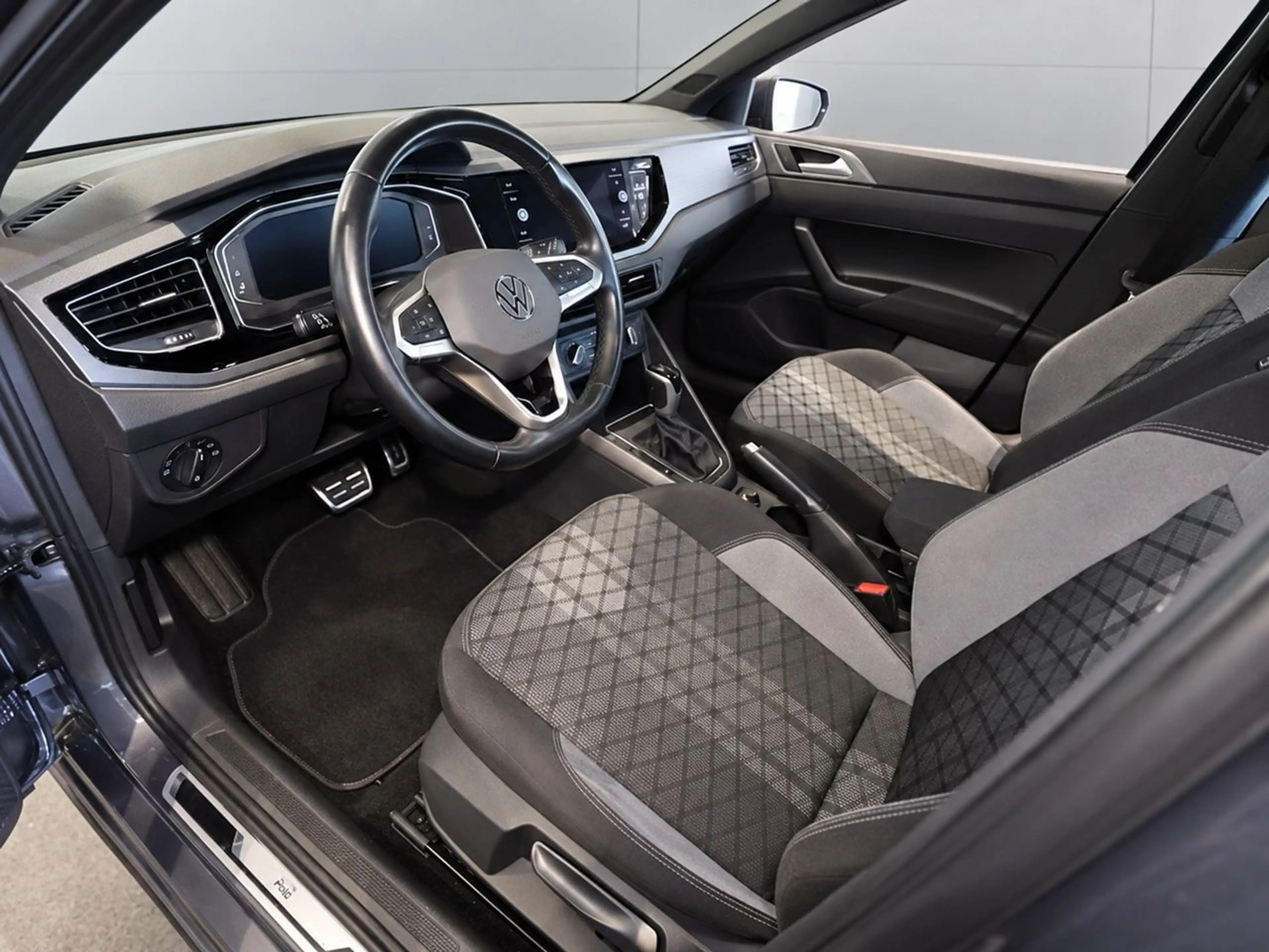 Volkswagen Polo 1.0 TSI R-Line DSG Pano Matrix LED — photo 10